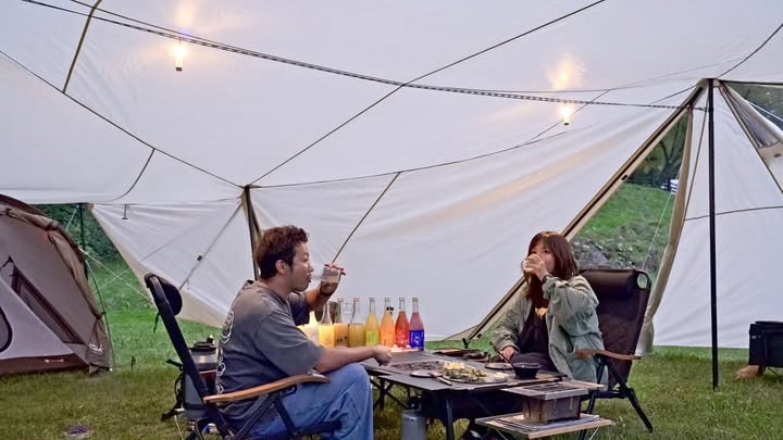 テントの下でBARヨー子を飲み比べるもじゃ夫婦さん