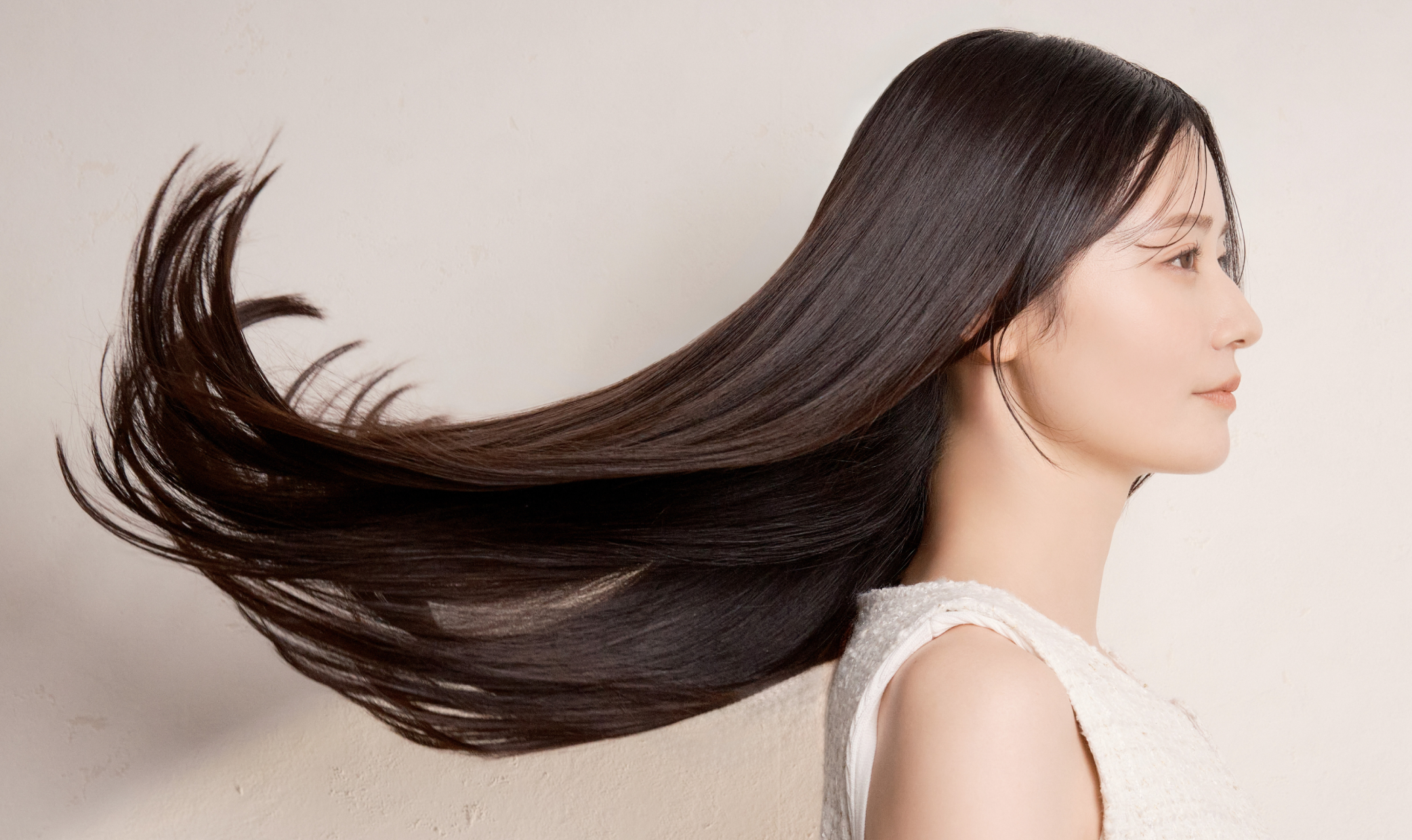 なめらかに整ったロングヘアの女性
