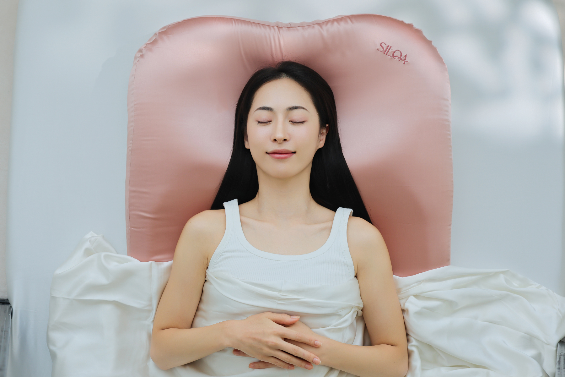 枕を使用している様子1