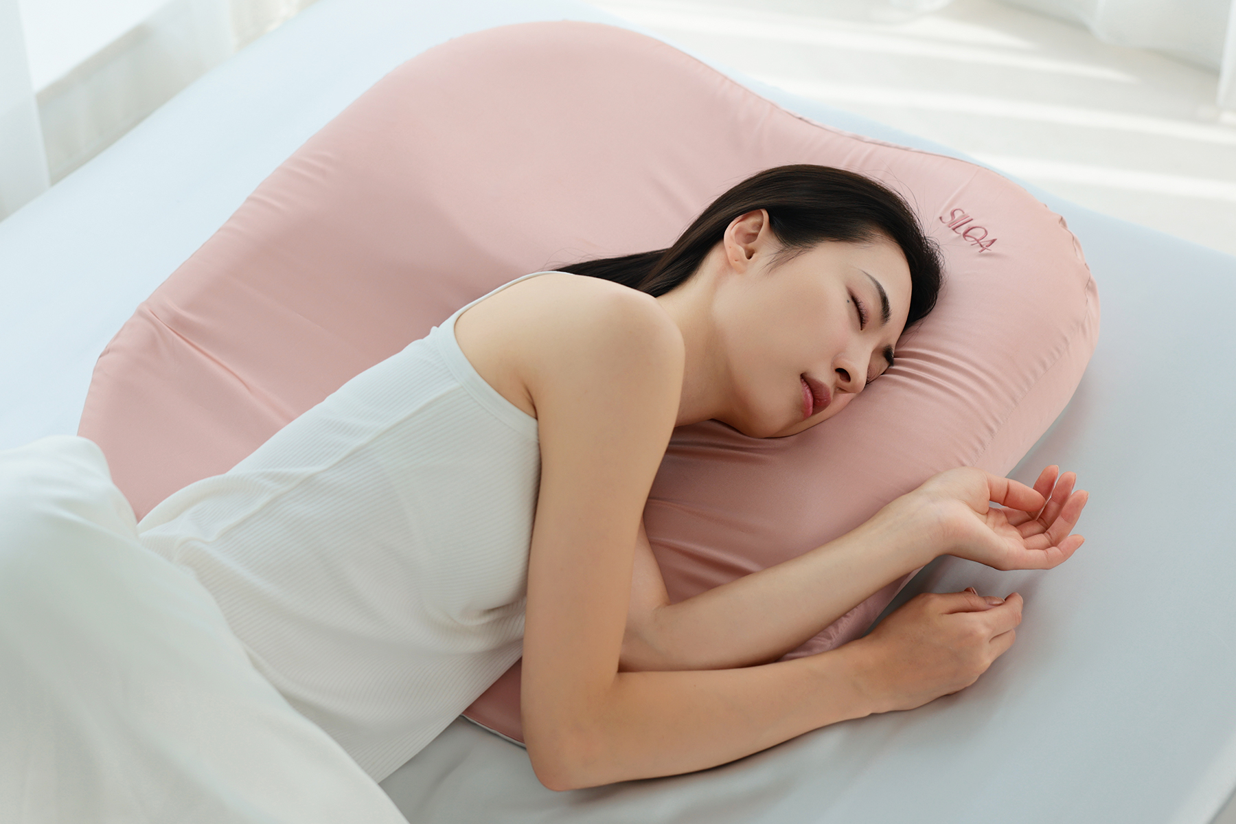 枕を使用している様子2
