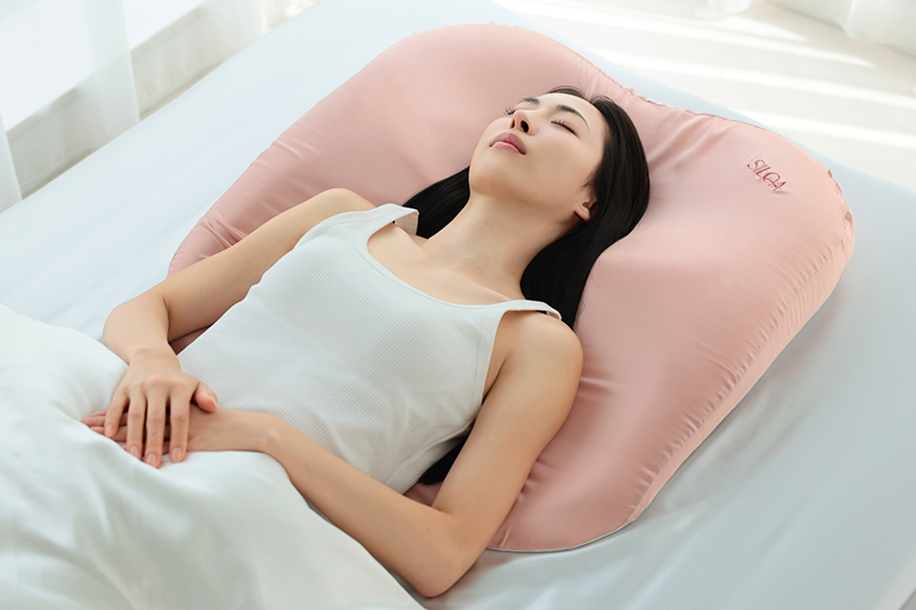 枕を使用している様子3