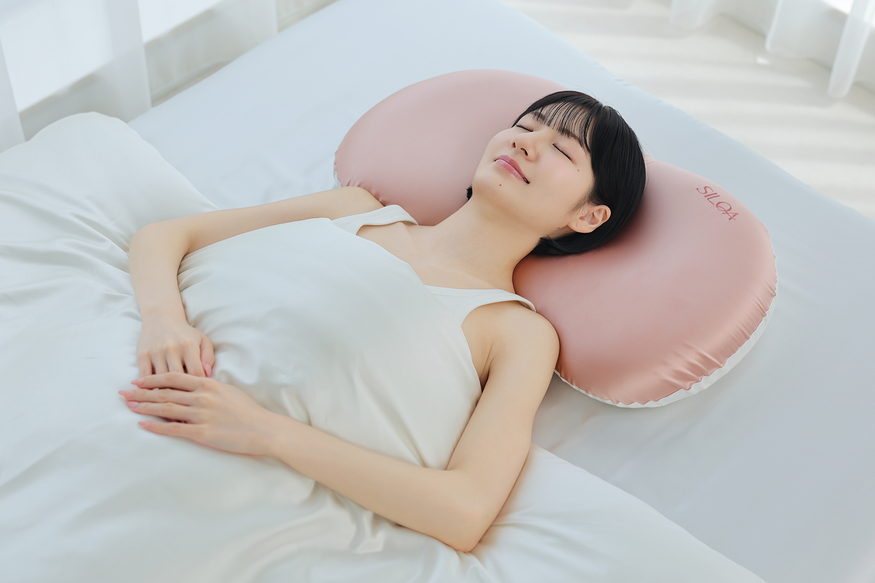 枕を使用している様子2