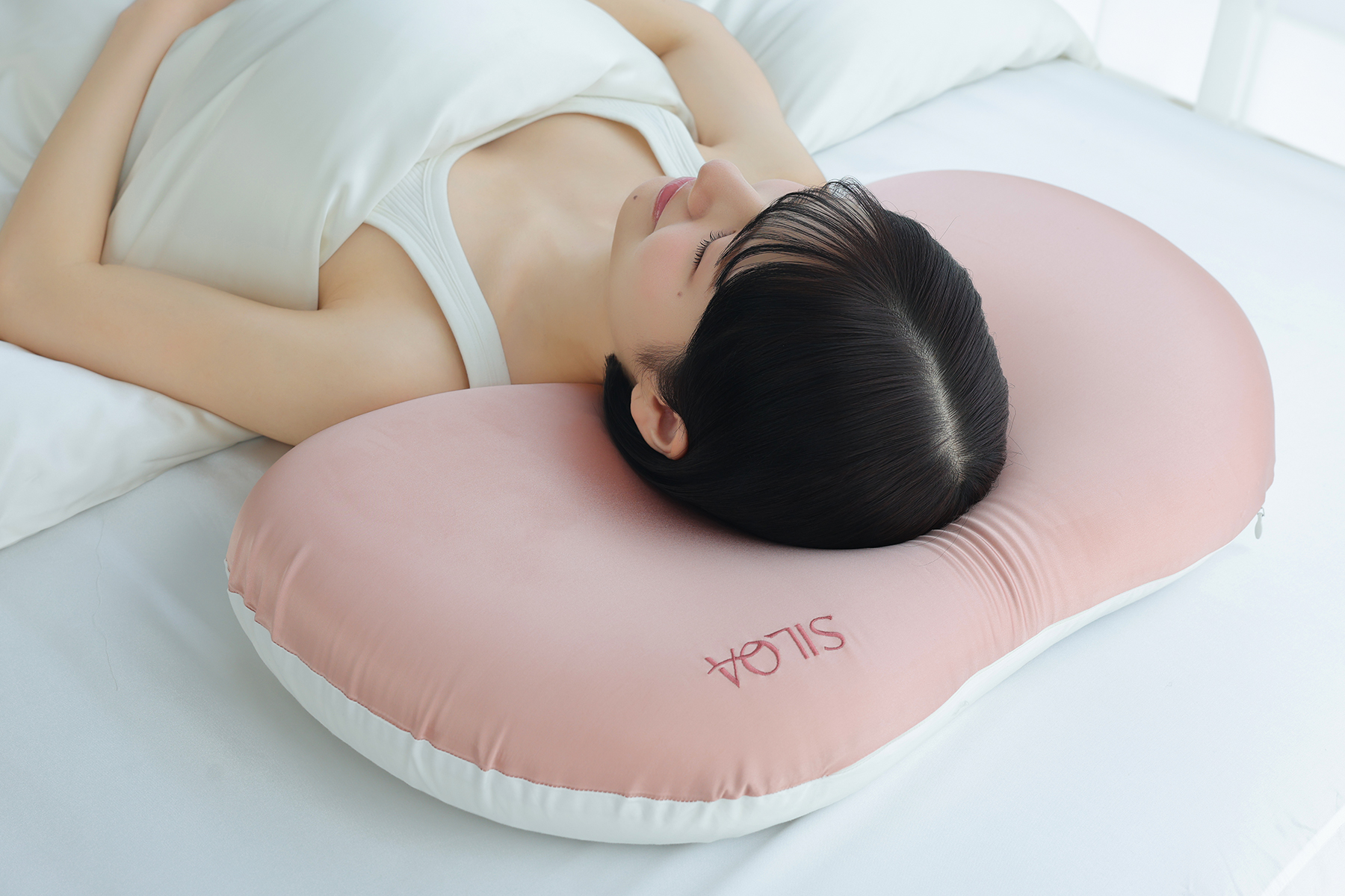 枕を使用している様子3