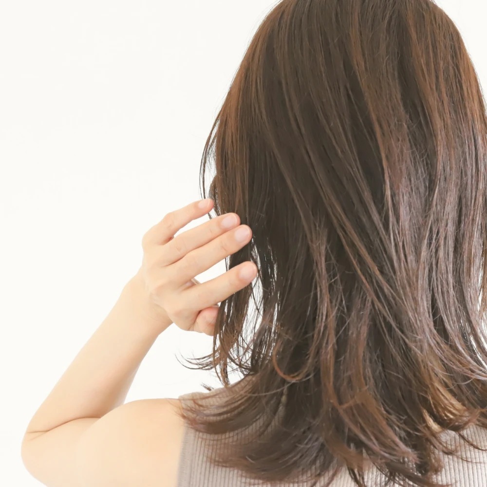 ヘアオイルを塗る様子