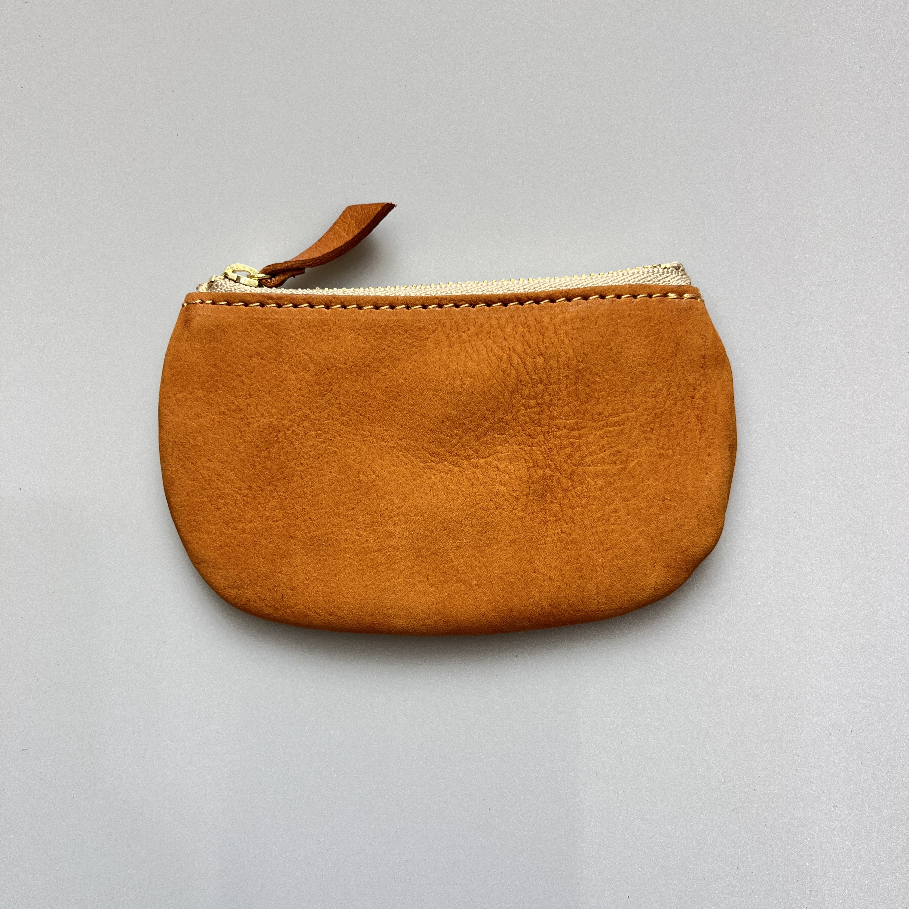 手のひらに収まるレザーコンパクト財布（キーチェーン付き）