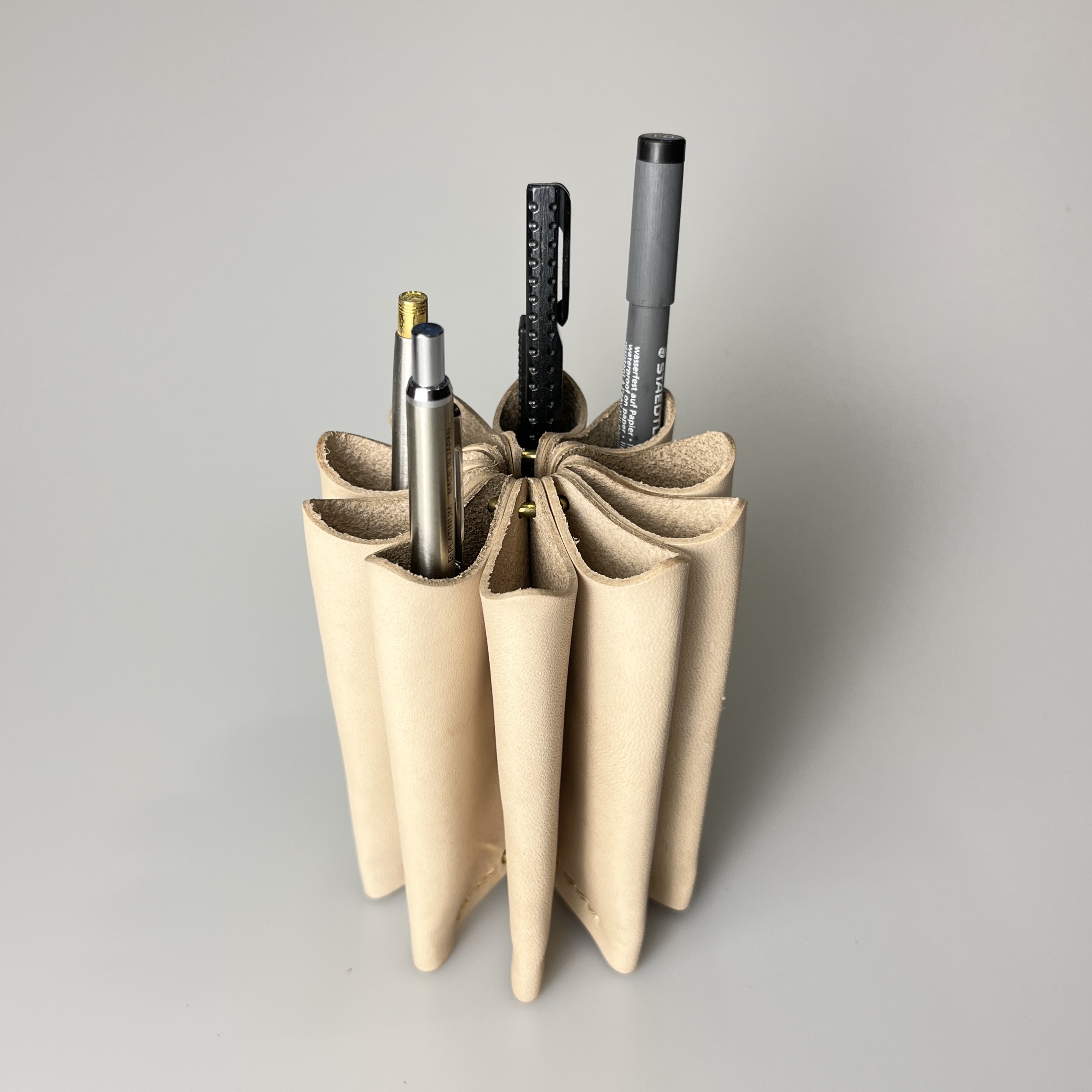 革のペンスタンド