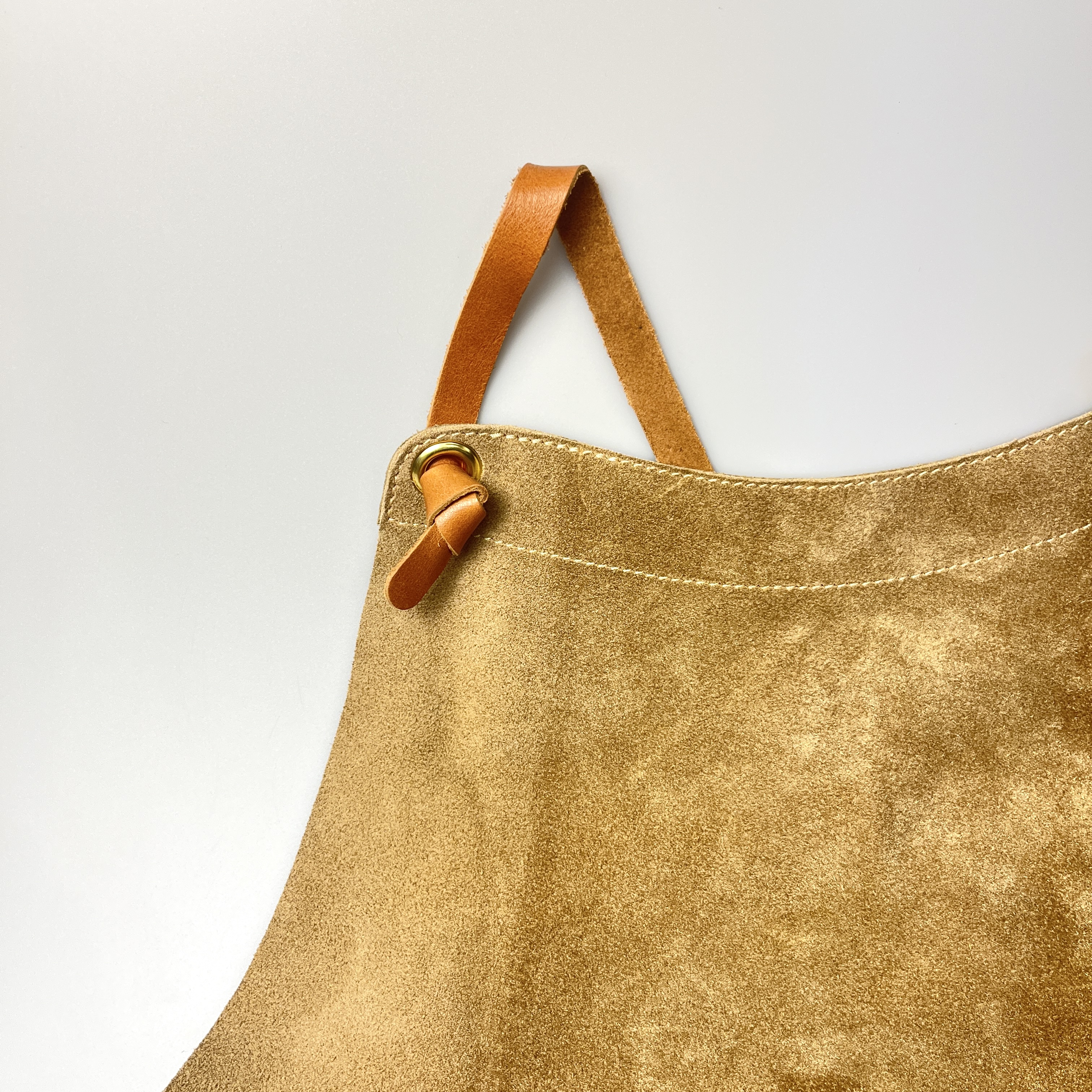 一枚革でつくる本格焚火エプロン