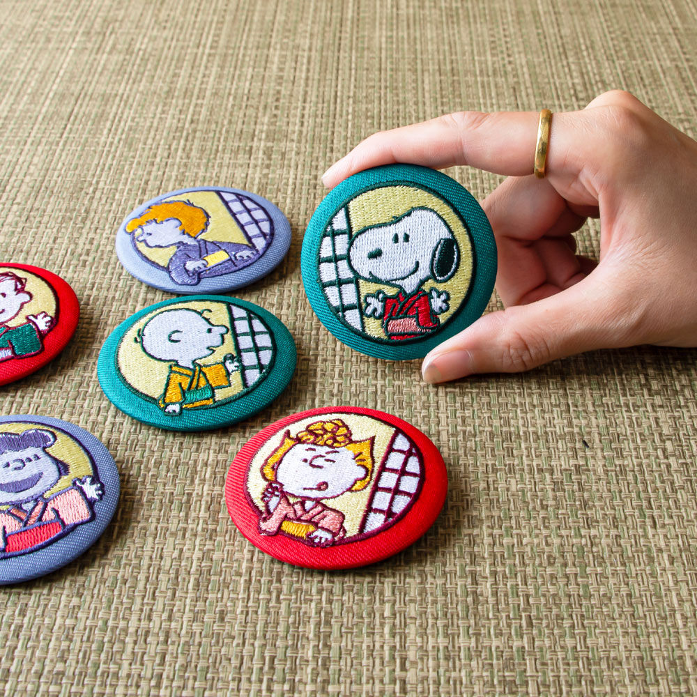 SNC トレーディング刺繍缶バッジ 円窓