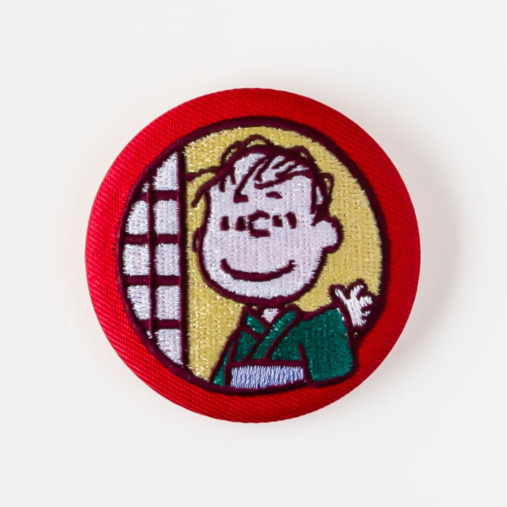 SNC トレーディング刺繍缶バッジ 円窓