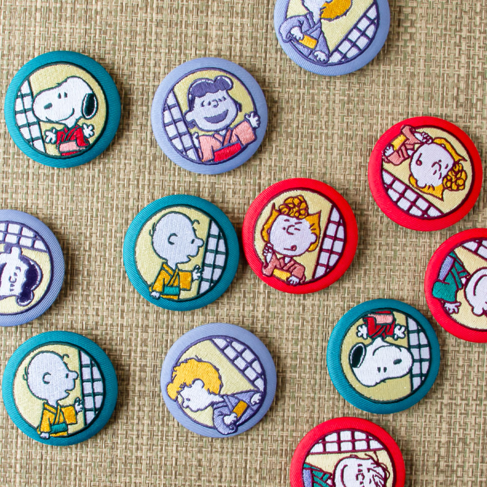 SNC トレーディング刺繍缶バッジ 円窓