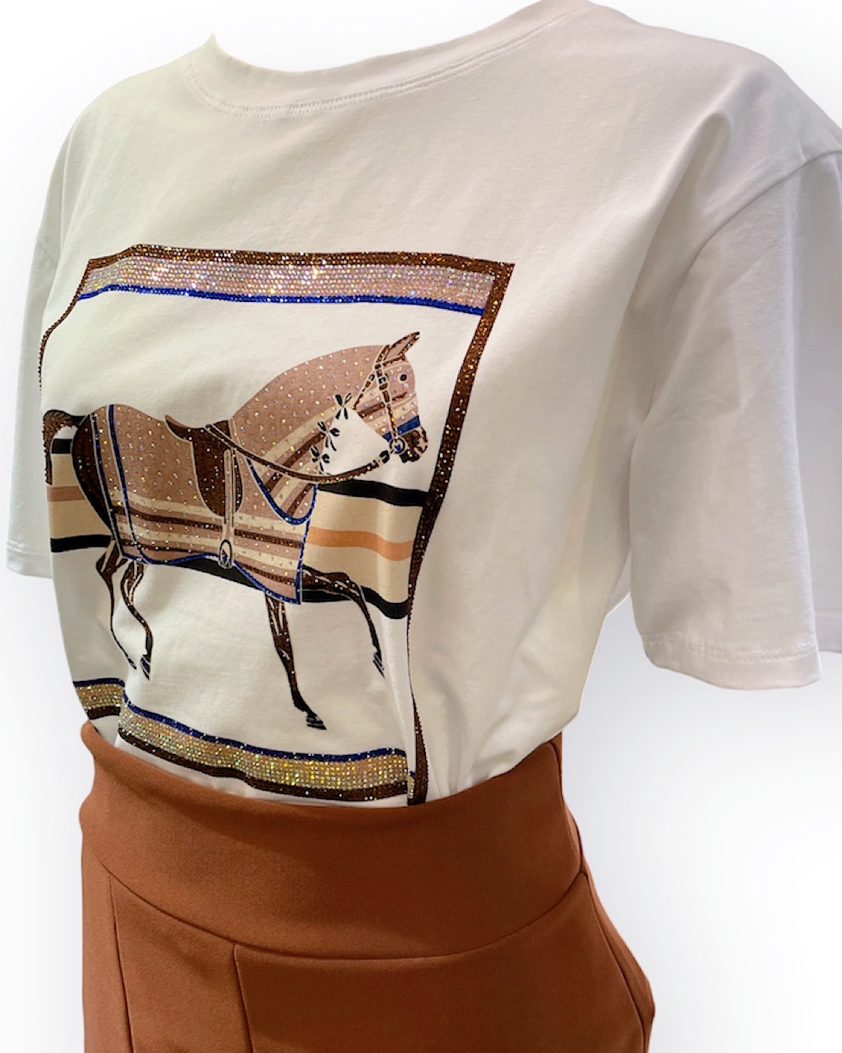 ストーンホースラグジュアリーTシャツ カラー: WHT