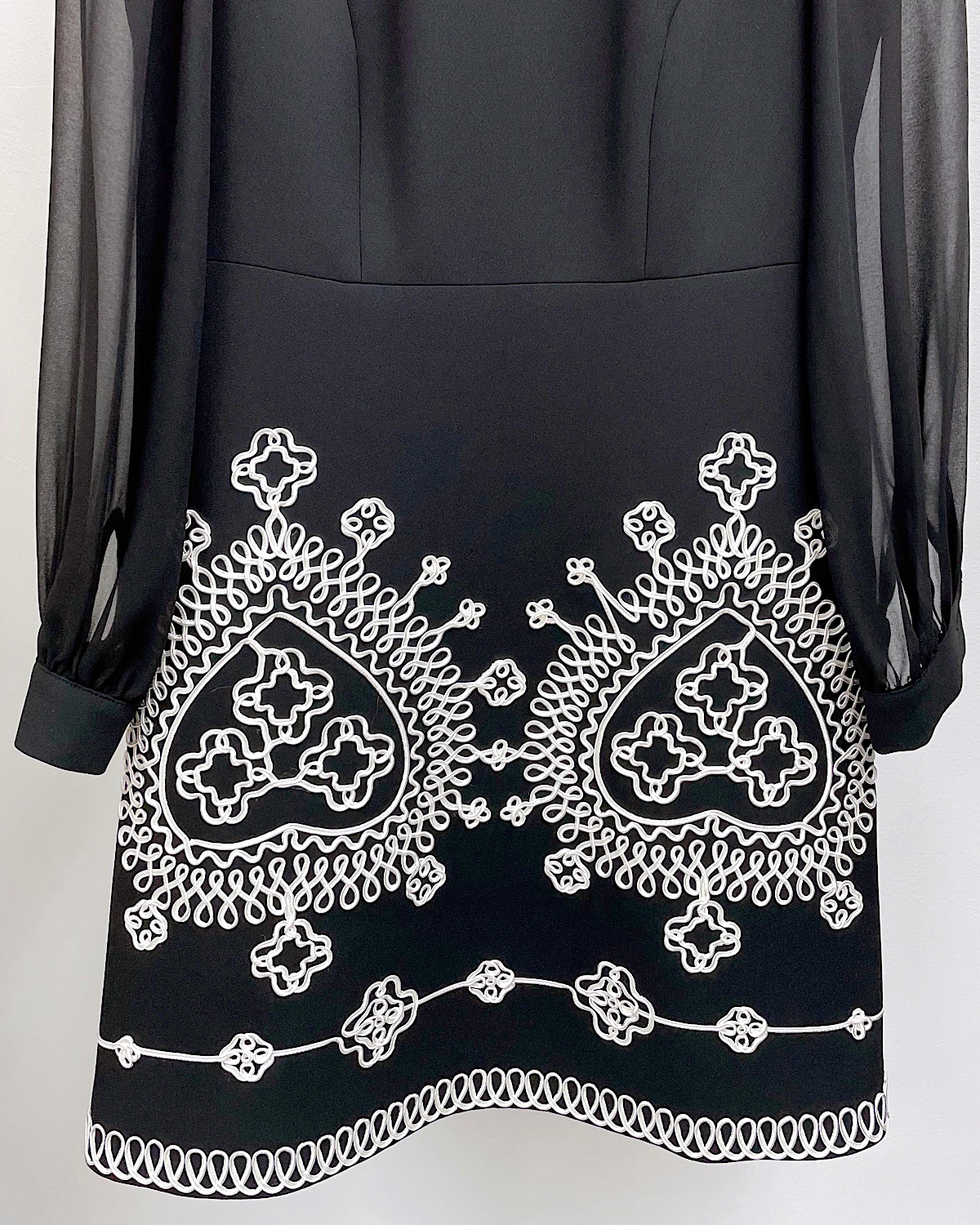 エレガントホワイト刺繍ワンピース カラー: BEG, サイズ: S