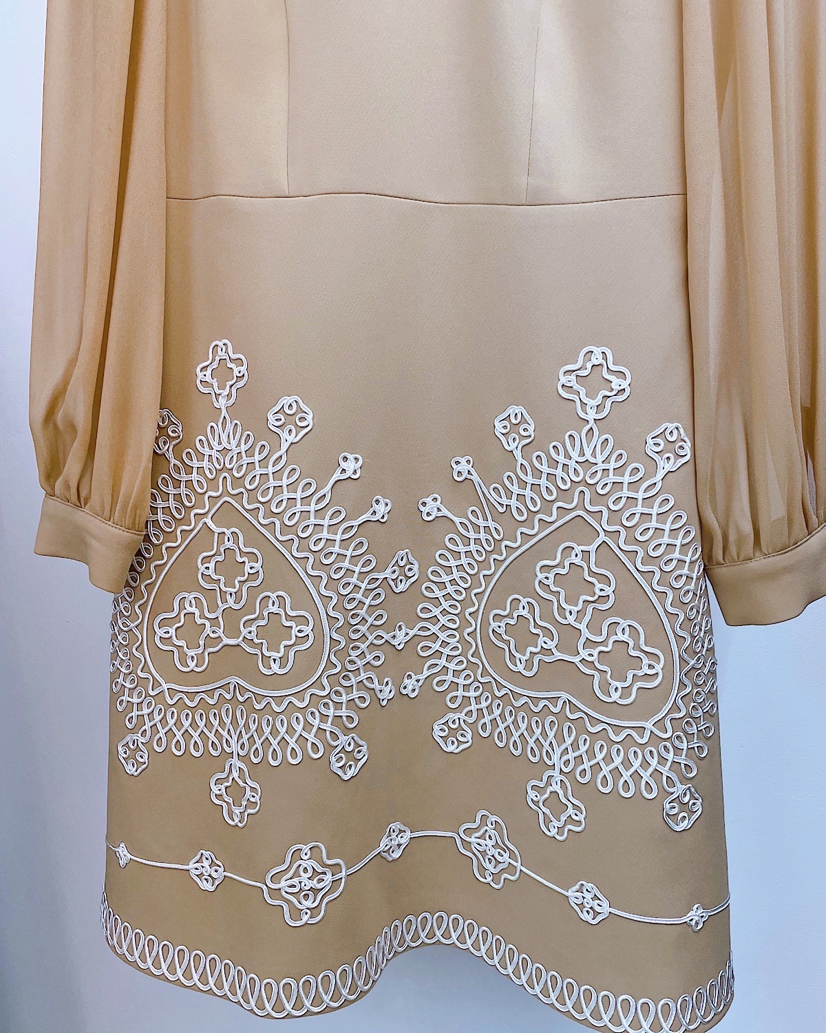 エレガントホワイト刺繍ワンピース カラー: BEG, サイズ: S