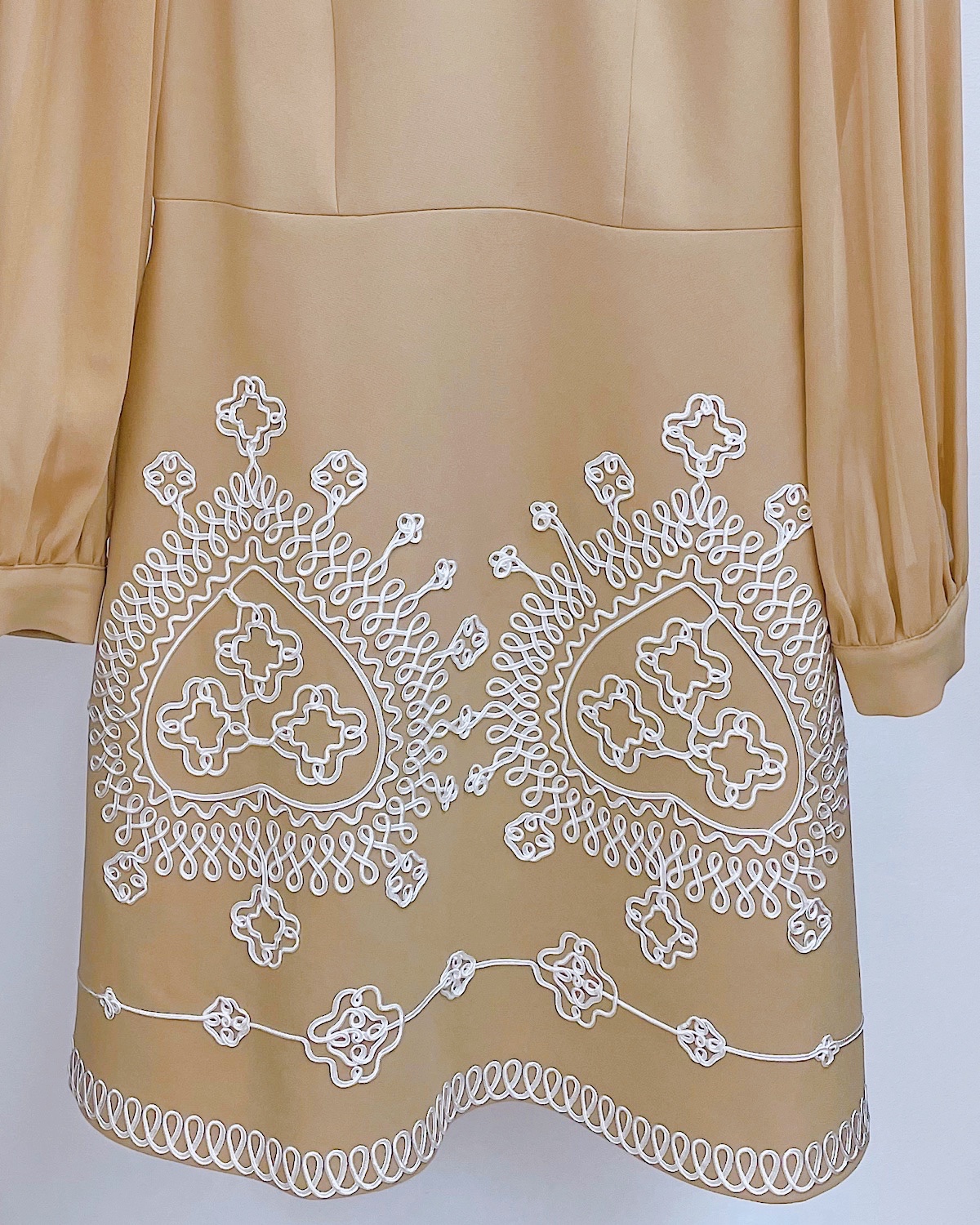 エレガントホワイト刺繍ワンピース カラー: BEG, サイズ: S