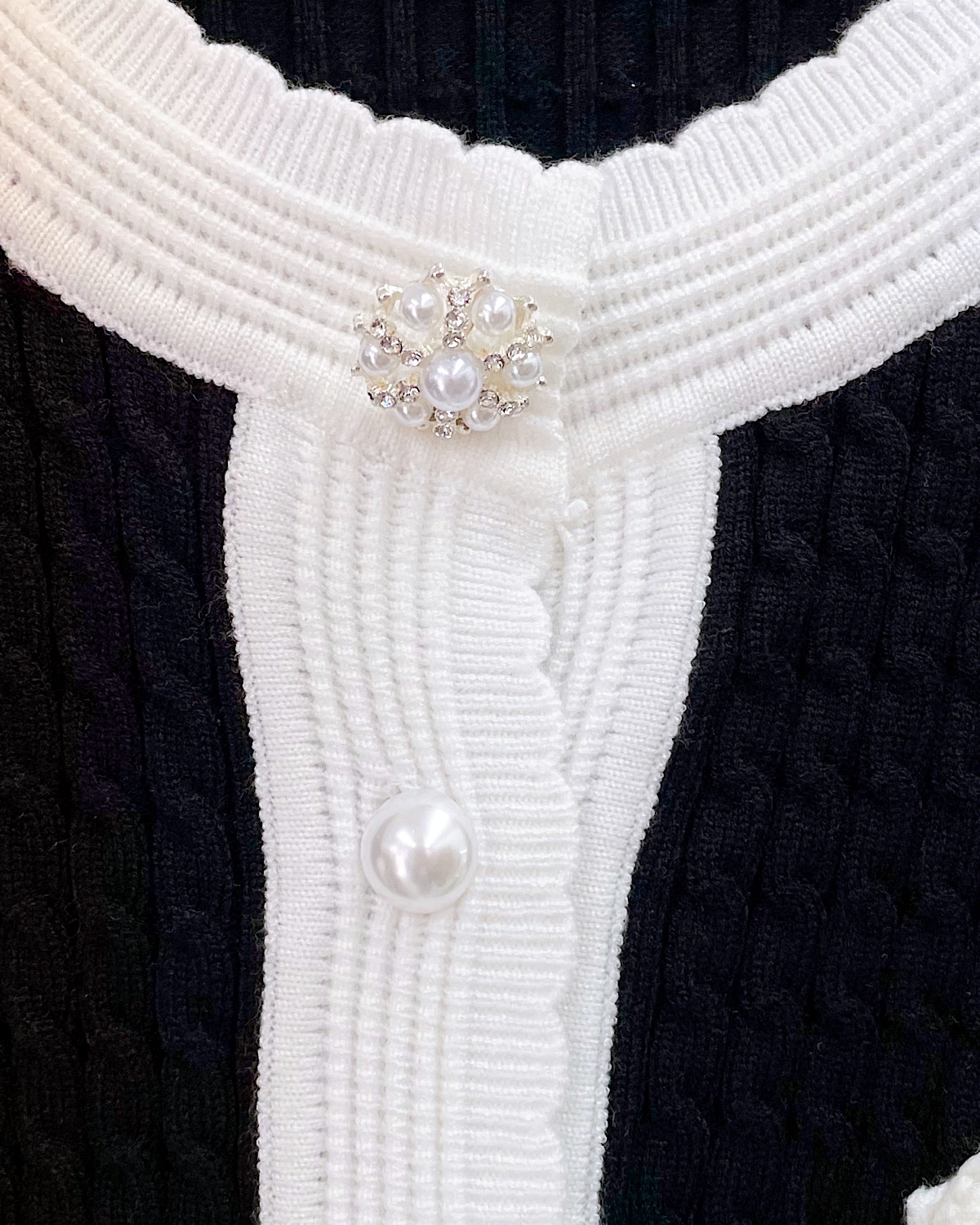 アクセントパールブラックカーディガン