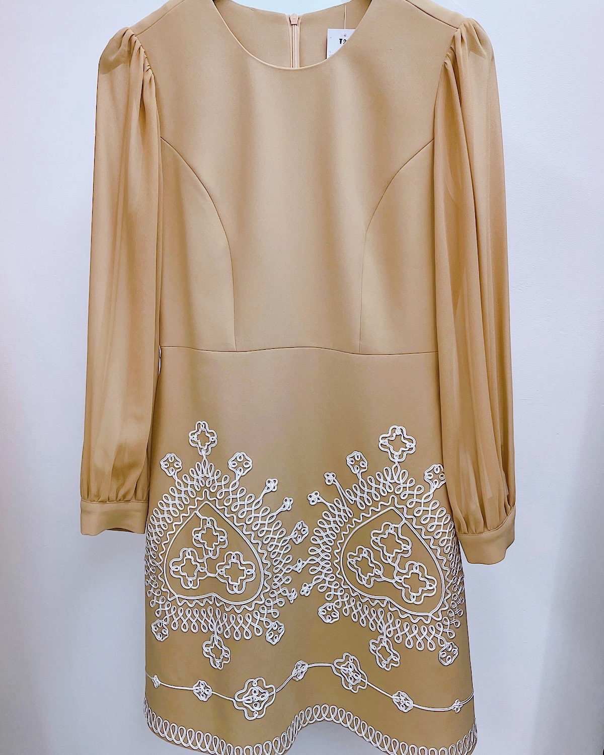 エレガントホワイト刺繍ワンピース カラー: BEG, サイズ: S