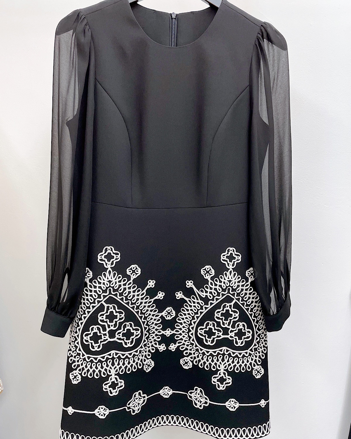 エレガントホワイト刺繍ワンピース カラー: BEG, サイズ: S