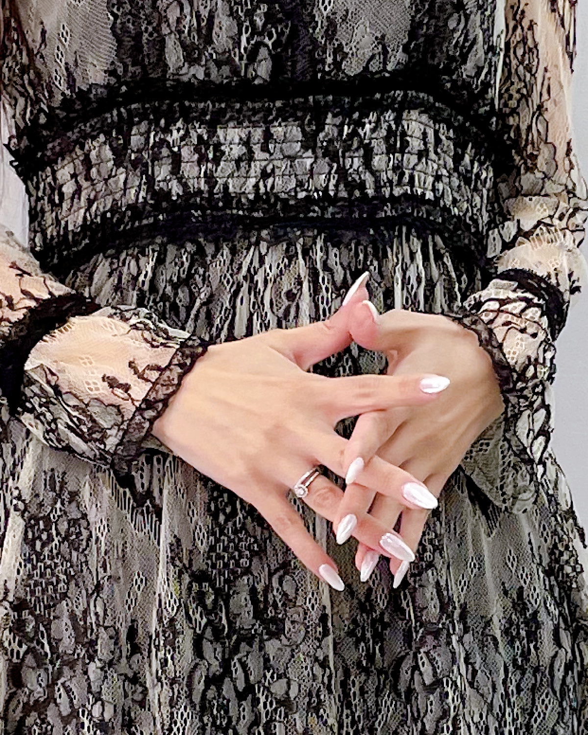 大人レースシャーリングミディワンピース