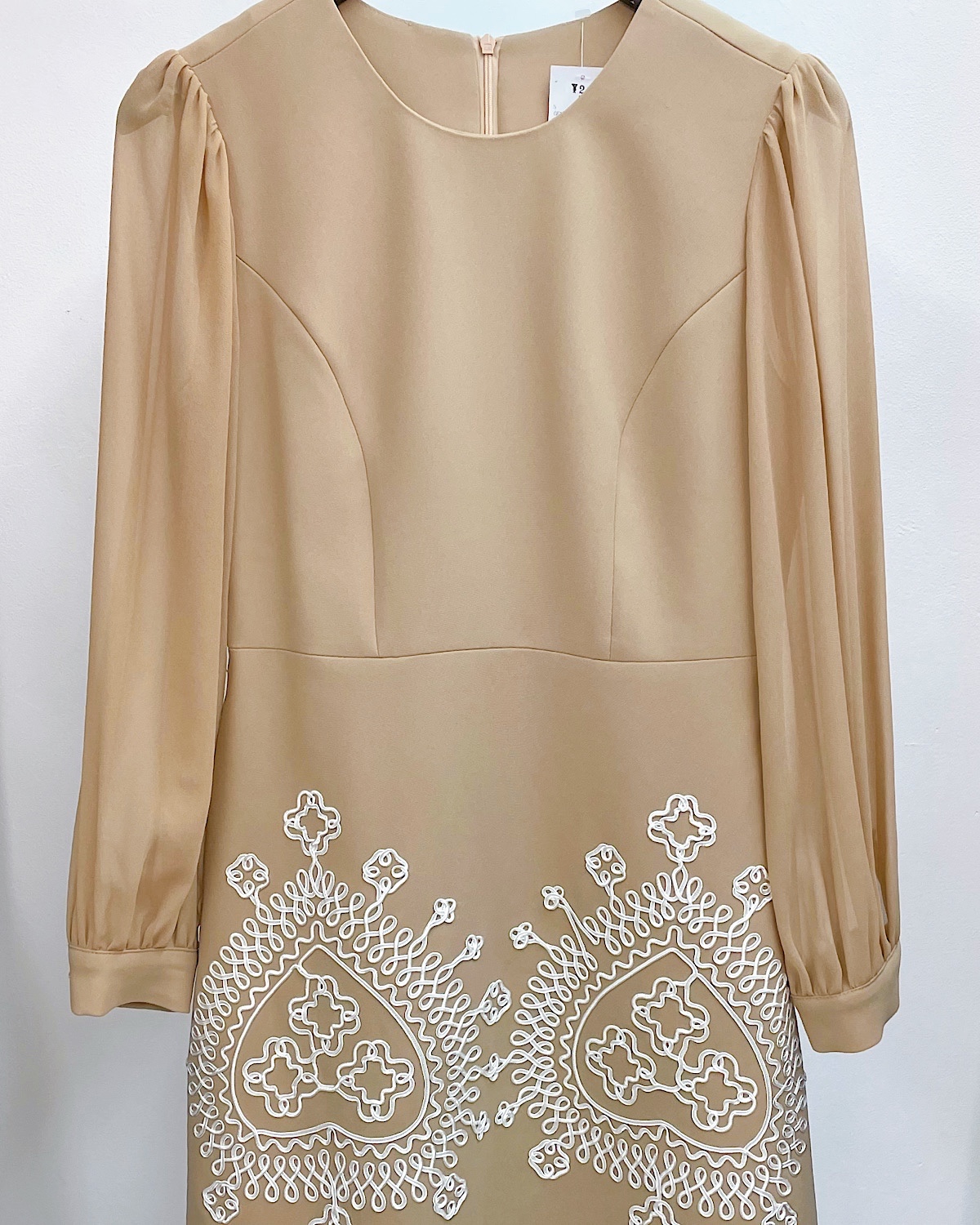 エレガントホワイト刺繍ワンピース カラー: BEG, サイズ: S