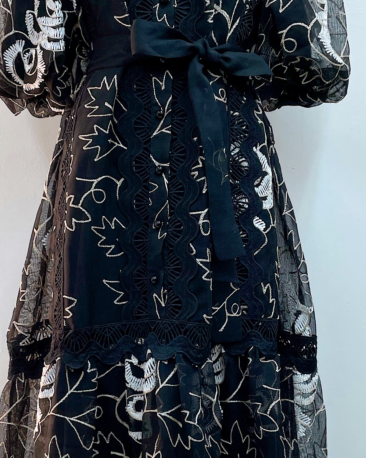ボタニカル風刺繍レースティアードワンピースB