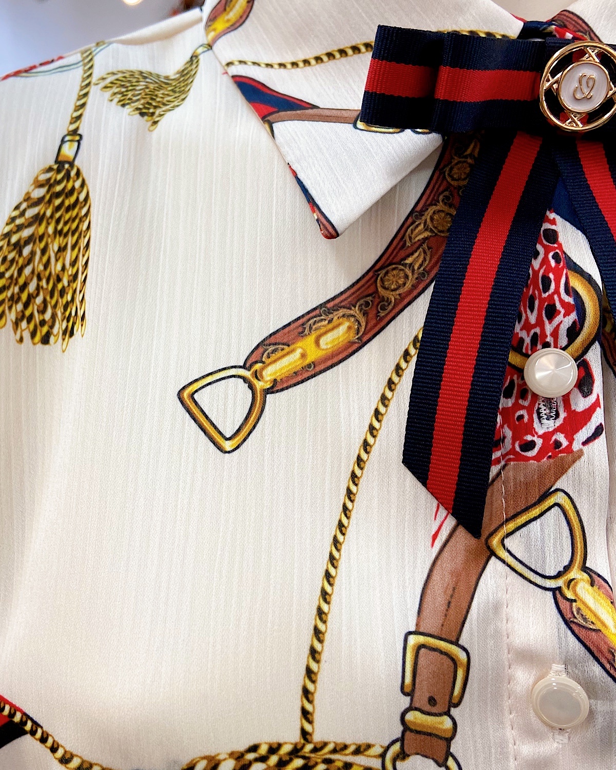 レトロプリントリボンブローチブラウス カラー: WHT