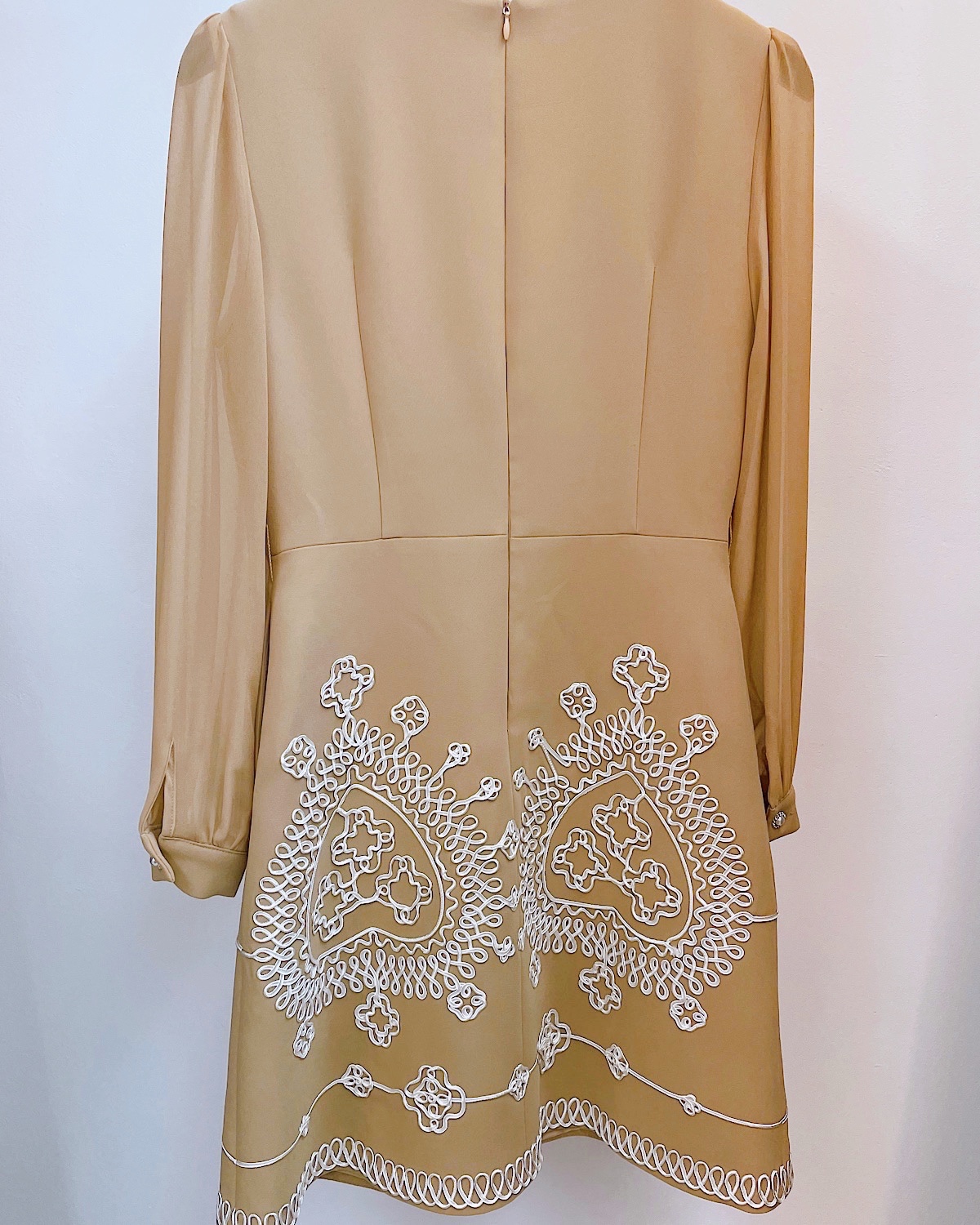 エレガントホワイト刺繍ワンピース カラー: BEG, サイズ: S