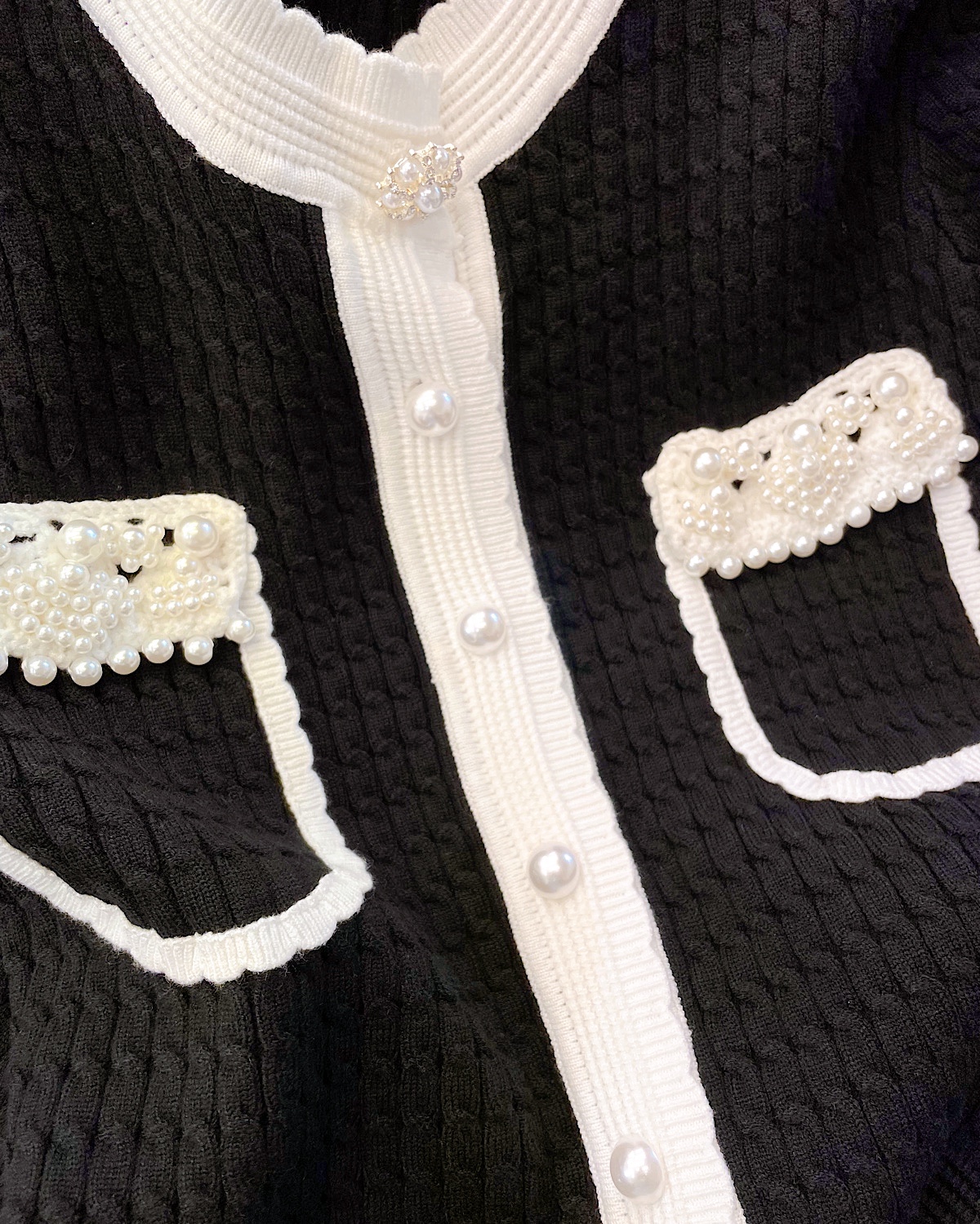 アクセントパールブラックカーディガン