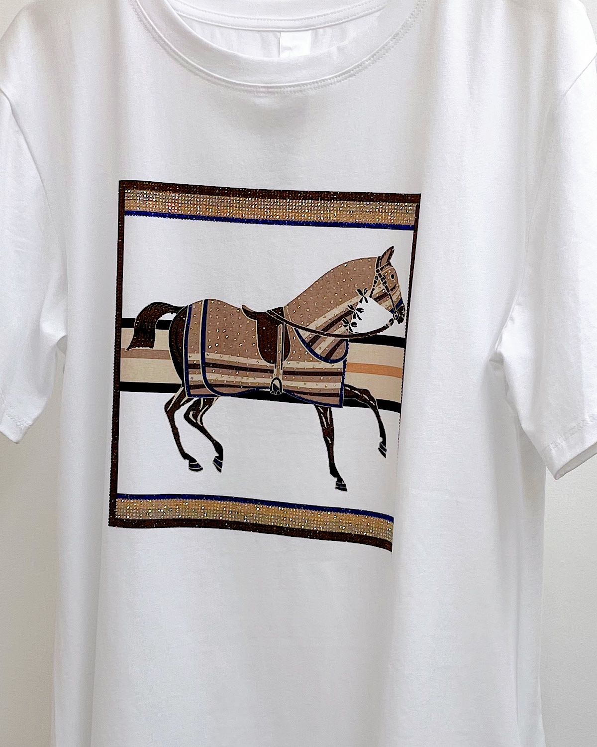 ストーンホースラグジュアリーTシャツ カラー: WHT