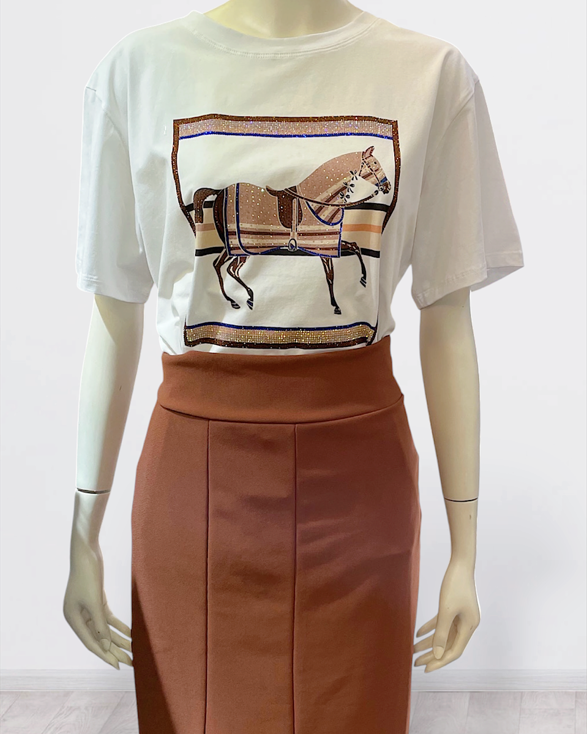 ストーンホースラグジュアリーTシャツ カラー: WHT