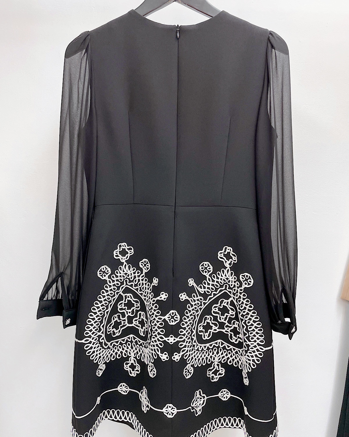 エレガントホワイト刺繍ワンピース カラー: BEG, サイズ: S