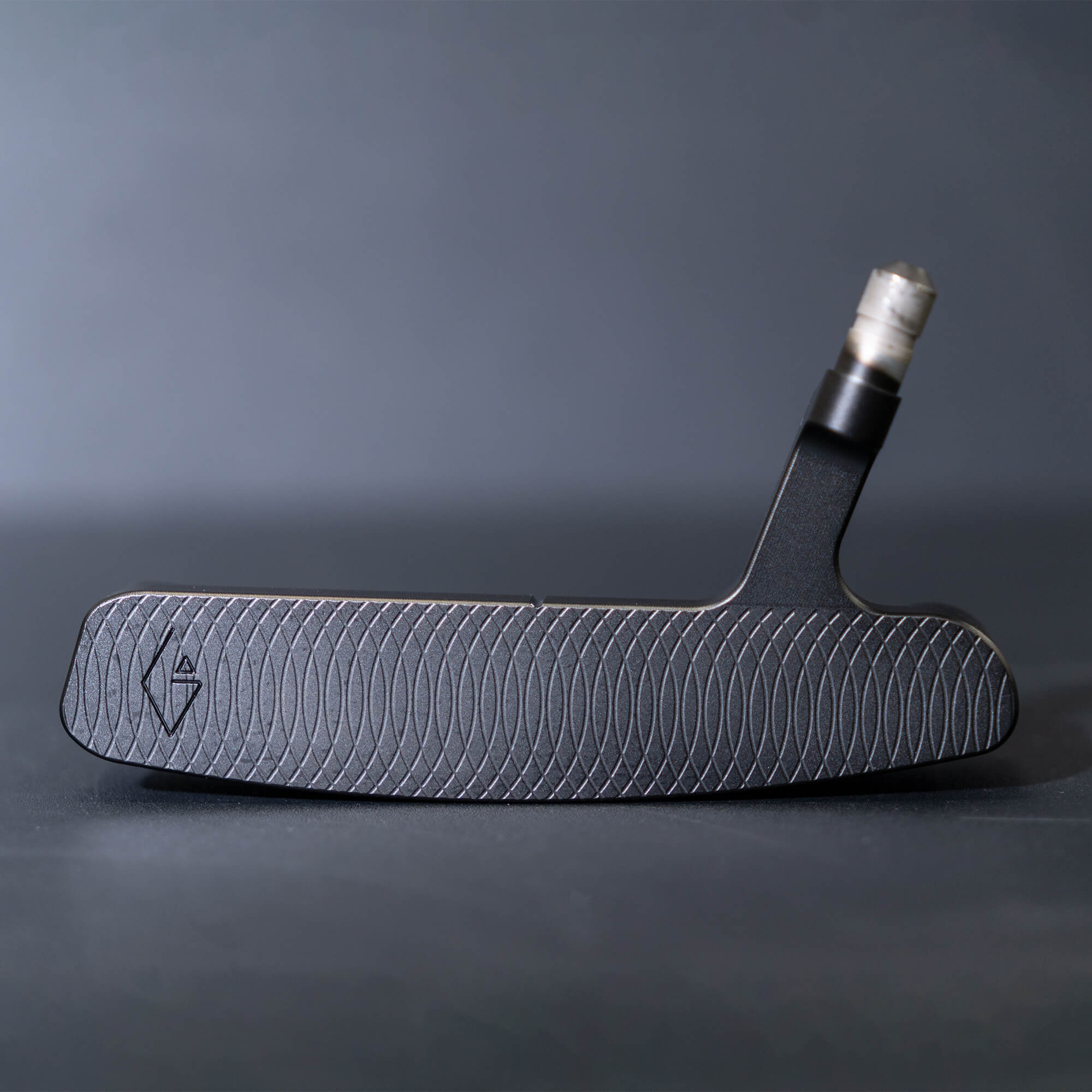 【完成品】Lancelot Plus｜Dark Edition（ランスロットプラス・ダークエディション） デキステリティ: 右手用, シャフトサイズ: 32インチ, シャフト色: ブラック, ライ: 70（標準ライ）, グリップとサイズ: White×Gold Logo, ヘッドカバー色: カーボンブラック