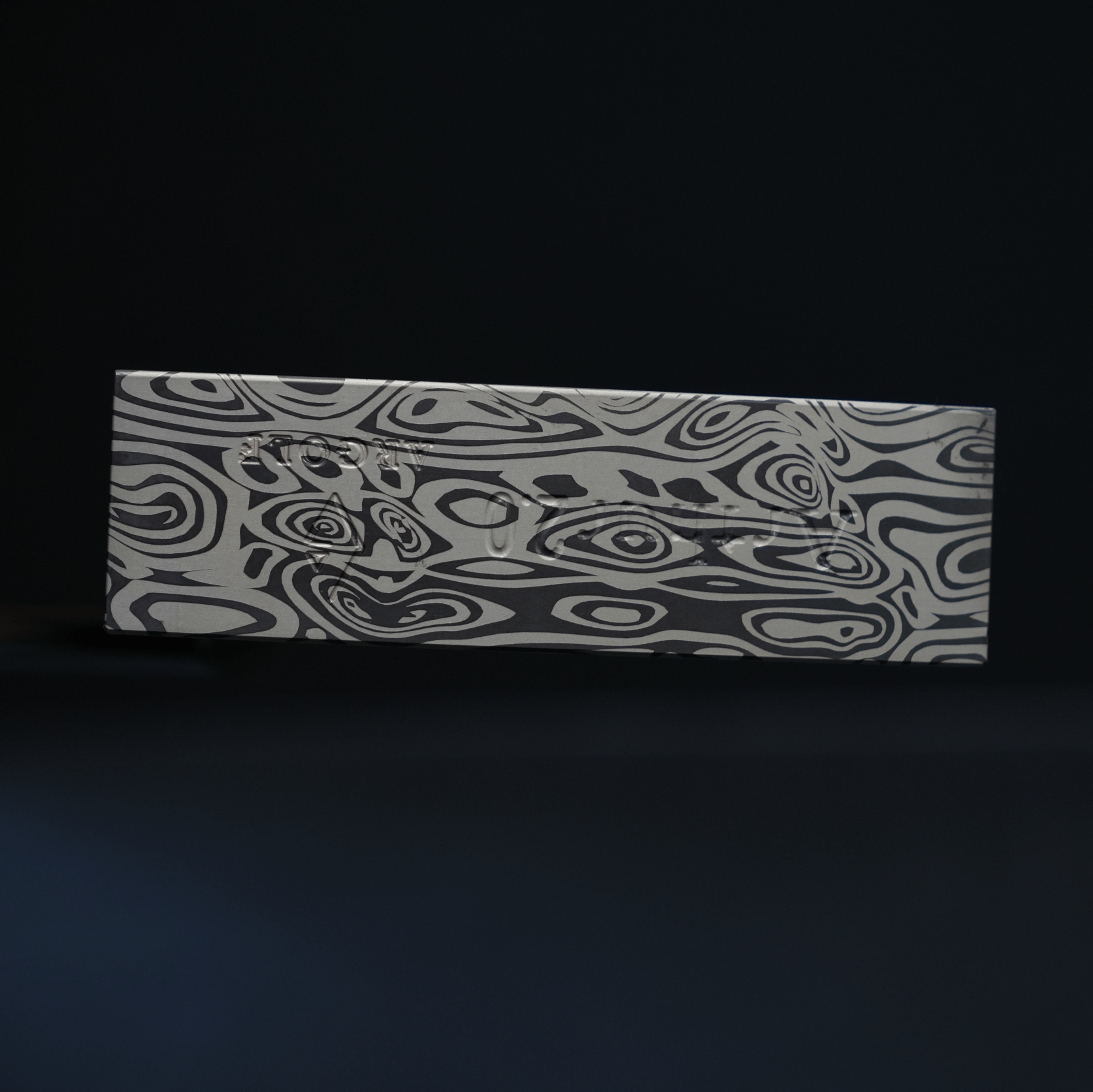 【完成品】Arthur 2.0｜Damascus（アーサー 2.0・ダマスカス） デキステリティ: 右, ライ: 68°（標準ライ）, シャフトサイズ: 32インチ, グリップとサイズ: Black × White Logo, ヘッドカバー: カーボンブラック