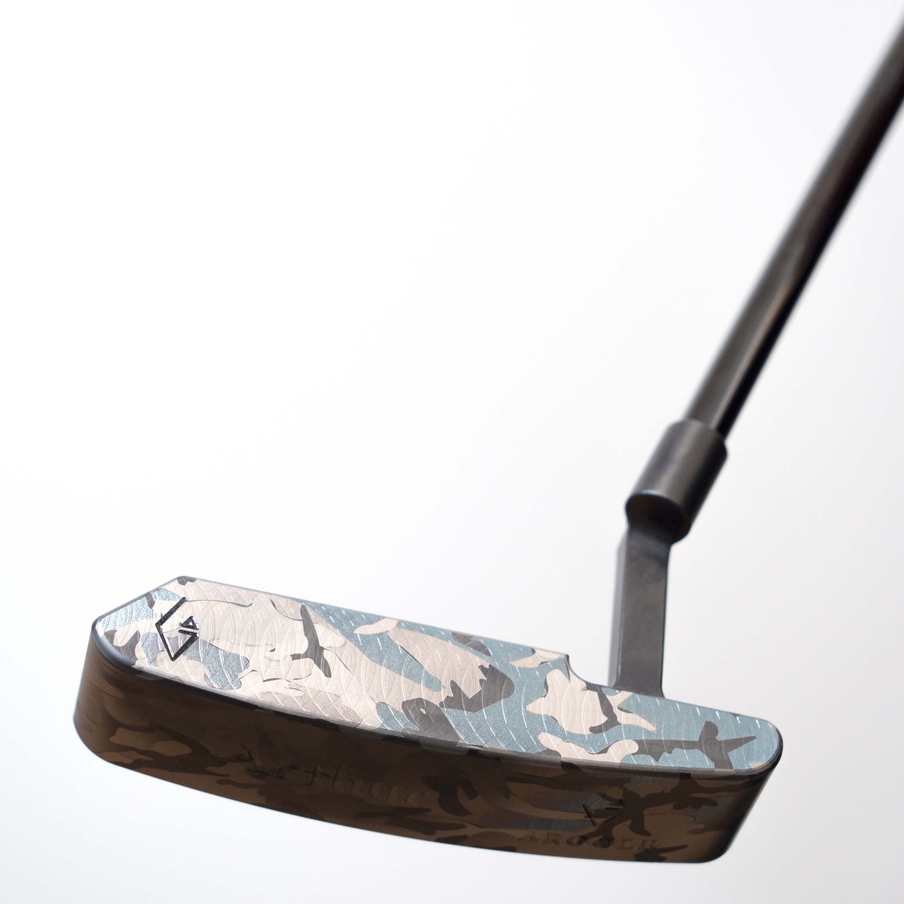 【完成品】Arthur｜Camouflage（アーサー・カモフラージュ） デキステリティ: 右手用, シャフトサイズ: 32インチ, シャフト色: シルバー, ライ: 70（標準ライ）, グリップとサイズ: Black×White Logo, ヘッドカバー色: カーボンブラック