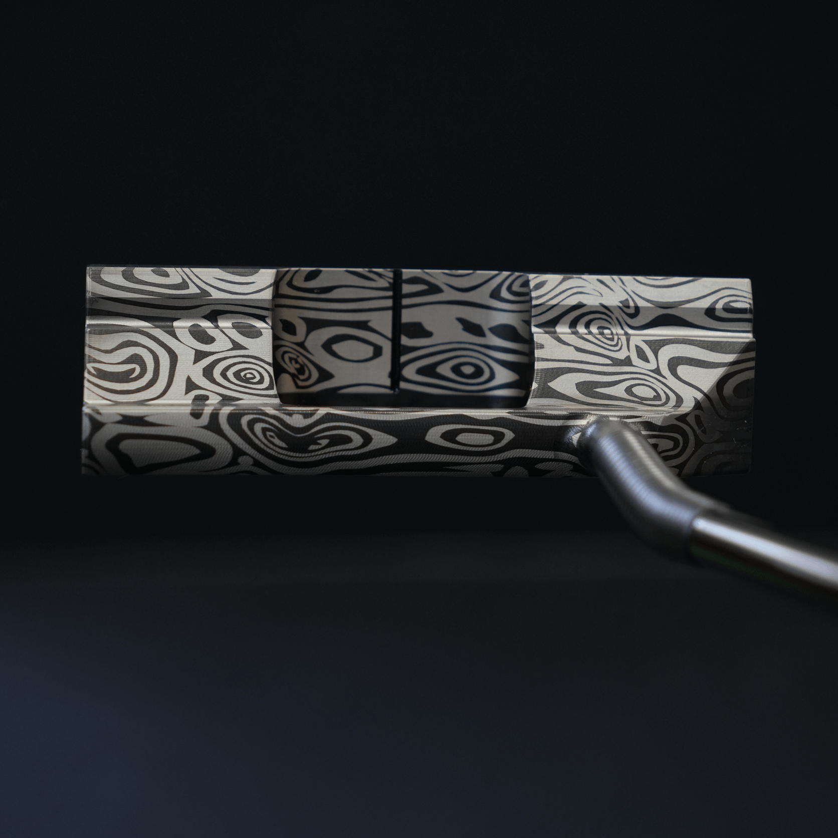 【完成品】Arthur 2.0｜Damascus（アーサー 2.0・ダマスカス） デキステリティ: 右, ライ: 68°（標準ライ）, シャフトサイズ: 32インチ, グリップとサイズ: Black × White Logo, ヘッドカバー: カーボンブラック