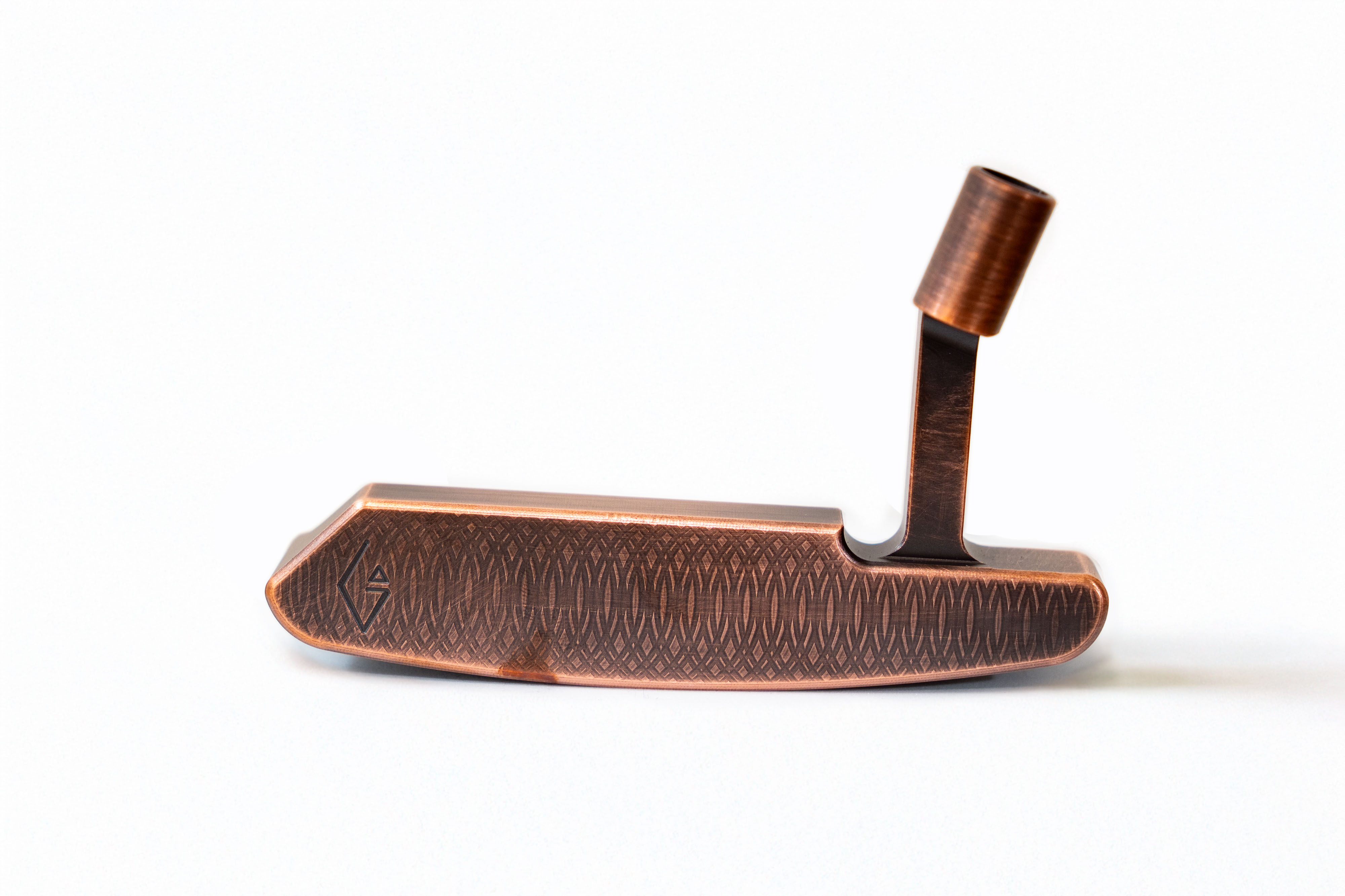 【完成品】Arthur｜Vintage Copper（アーサー・ヴィンテージカッパー） ヴィンテージ加工: 研磨済み, デキステリティ: 右手用, シャフトサイズ: 32インチ, シャフト色: ブラック, ライ: 70（標準ライ）, グリップとサイズ: White×Gold Logo, ヘッドカバー色: カーボンブラック