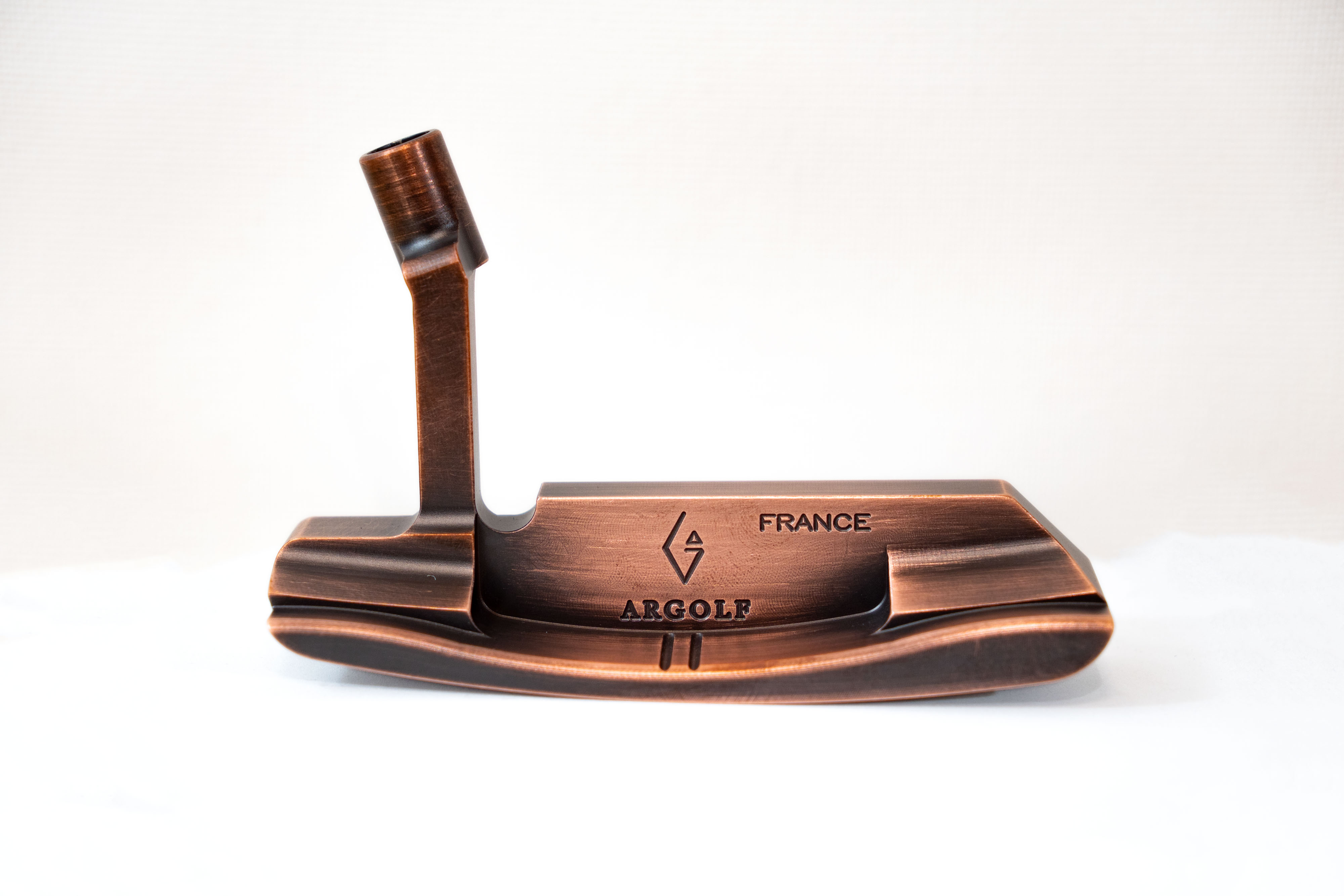 【完成品】Arthur｜Vintage Copper（アーサー・ヴィンテージカッパー） ヴィンテージ加工: 研磨済み, デキステリティ: 右手用, シャフトサイズ: 32インチ, シャフト色: ブラック, ライ: 70（標準ライ）, グリップとサイズ: White×Gold Logo, ヘッドカバー色: カーボンブラック