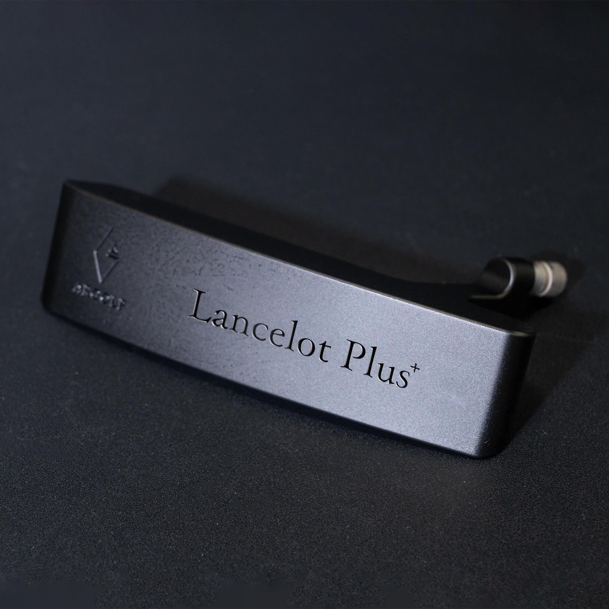 【完成品】Lancelot Plus｜Dark Edition（ランスロットプラス・ダークエディション） デキステリティ: 右手用, シャフトサイズ: 32インチ, シャフト色: ブラック, ライ: 70（標準ライ）, グリップとサイズ: White×Gold Logo, ヘッドカバー色: カーボンブラック