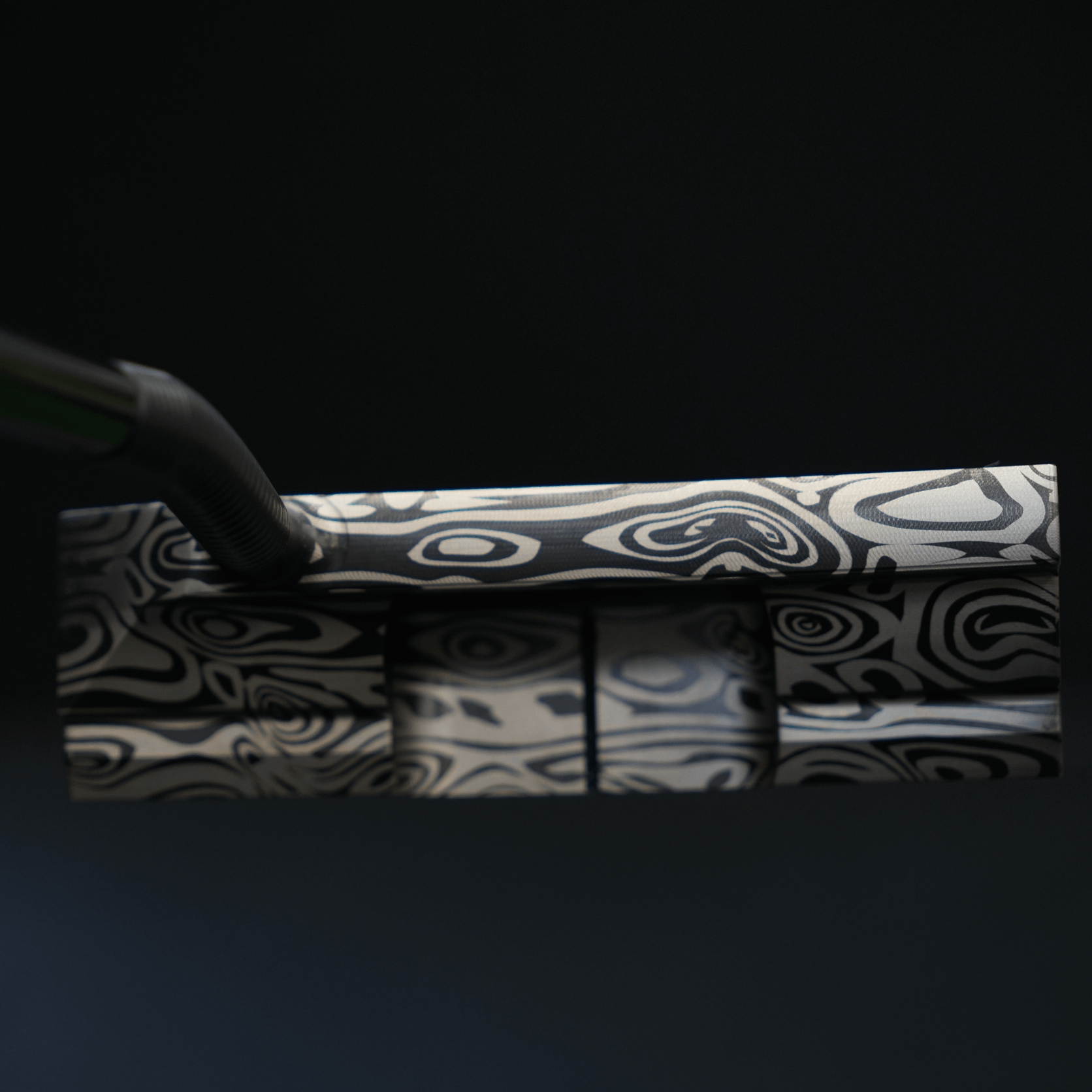 【完成品】Arthur 2.0｜Damascus（アーサー 2.0・ダマスカス） デキステリティ: 右, ライ: 68°（標準ライ）, シャフトサイズ: 32インチ, グリップとサイズ: Black × White Logo, ヘッドカバー: カーボンブラック