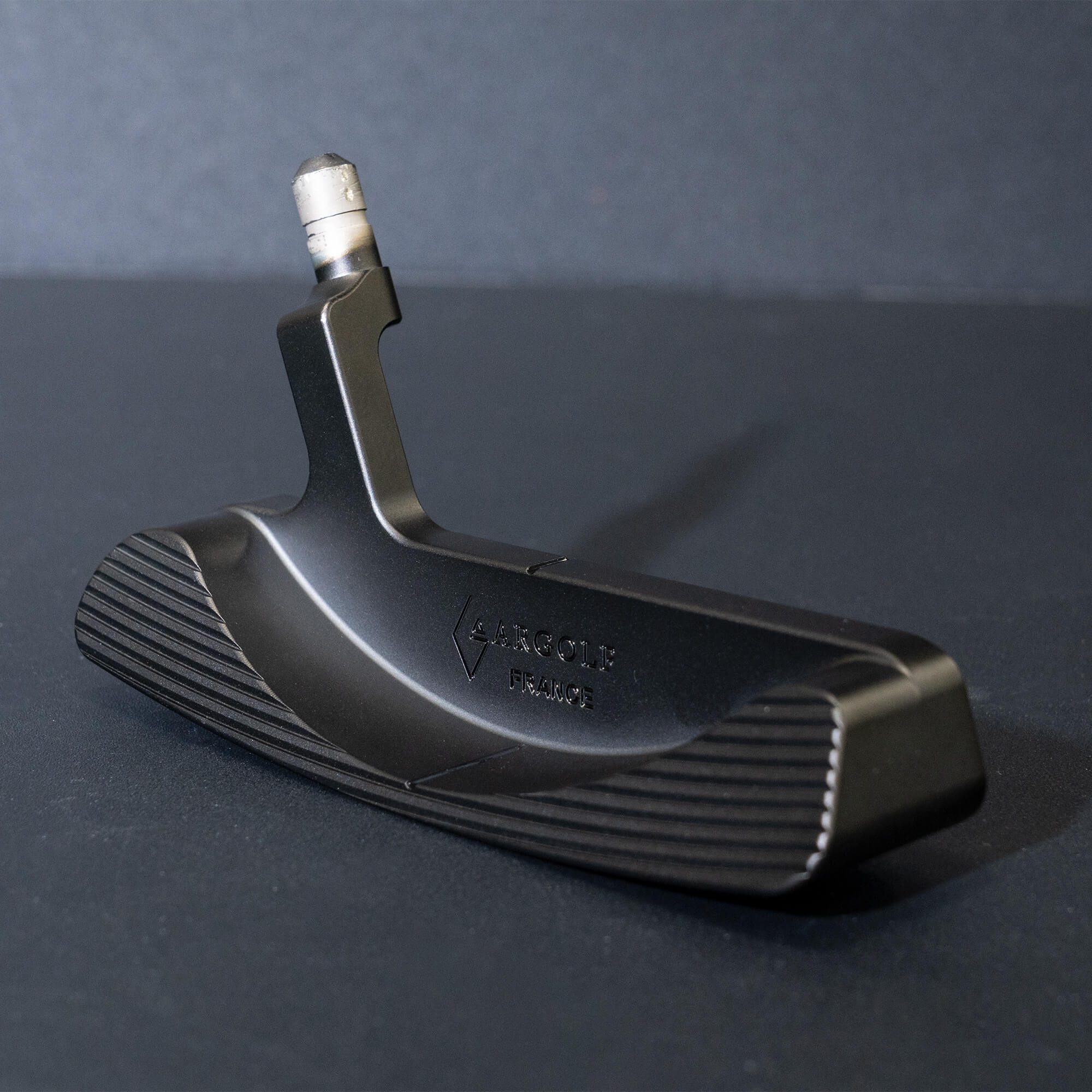 【完成品】Lancelot Plus｜Dark Edition（ランスロットプラス・ダークエディション） デキステリティ: 右手用, シャフトサイズ: 32インチ, シャフト色: ブラック, ライ: 70（標準ライ）, グリップとサイズ: White×Gold Logo, ヘッドカバー色: カーボンブラック