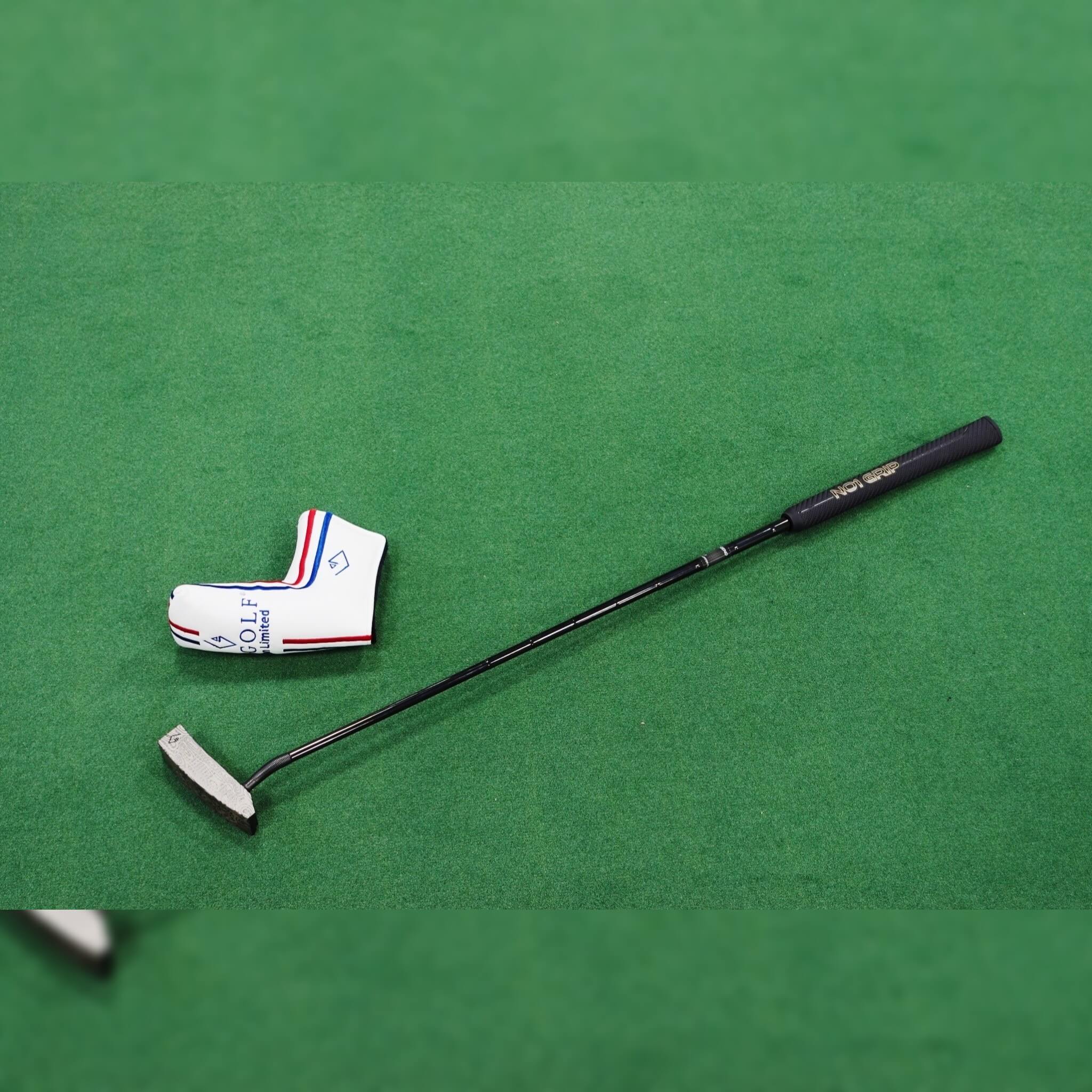 【完成品】Arthur 2.0｜Damascus（アーサー 2.0・ダマスカス） デキステリティ: 右, ライ: 68°（標準ライ）, シャフトサイズ: 32インチ, グリップとサイズ: Black × White Logo, ヘッドカバー: カーボンブラック