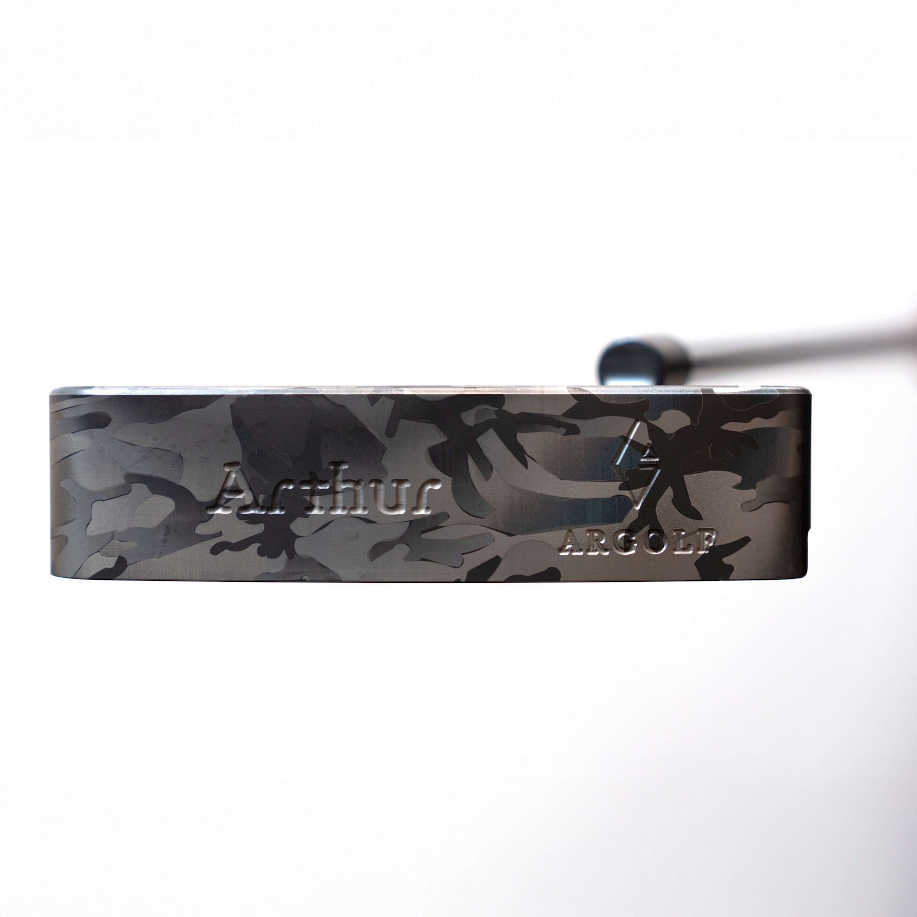 【完成品】Arthur｜Camouflage（アーサー・カモフラージュ） デキステリティ: 右手用, シャフトサイズ: 32インチ, シャフト色: シルバー, ライ: 70（標準ライ）, グリップとサイズ: Black×White Logo, ヘッドカバー色: カーボンブラック