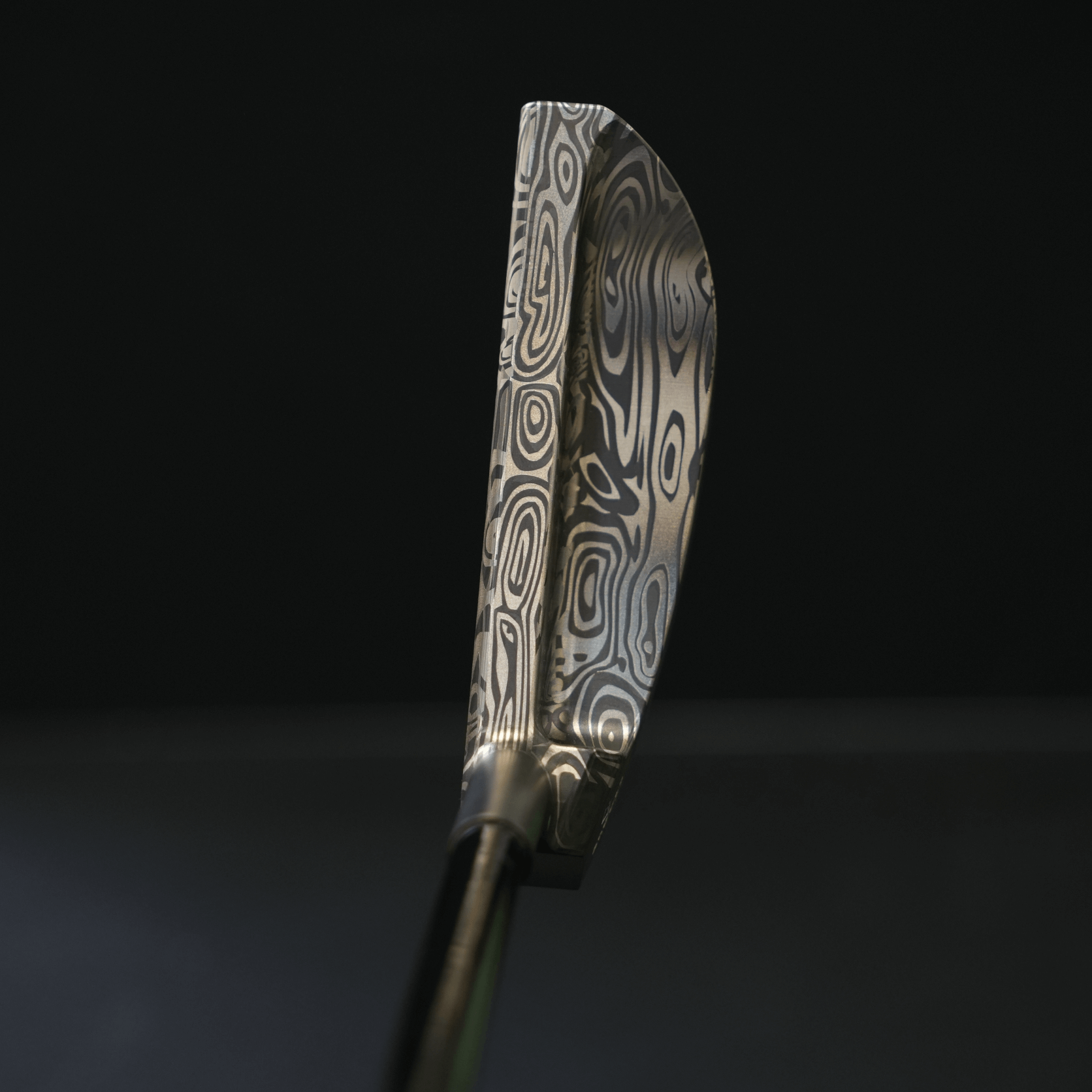 【完成品】Excalibur｜Damascus（エクスキャリバー・ダマスカス） デキステリティ: 右, ライ: 68°（標準ライ）, シャフトサイズ: 32インチ, グリップとサイズ: Black × White Logo, ヘッドカバー: カーボンブラック
