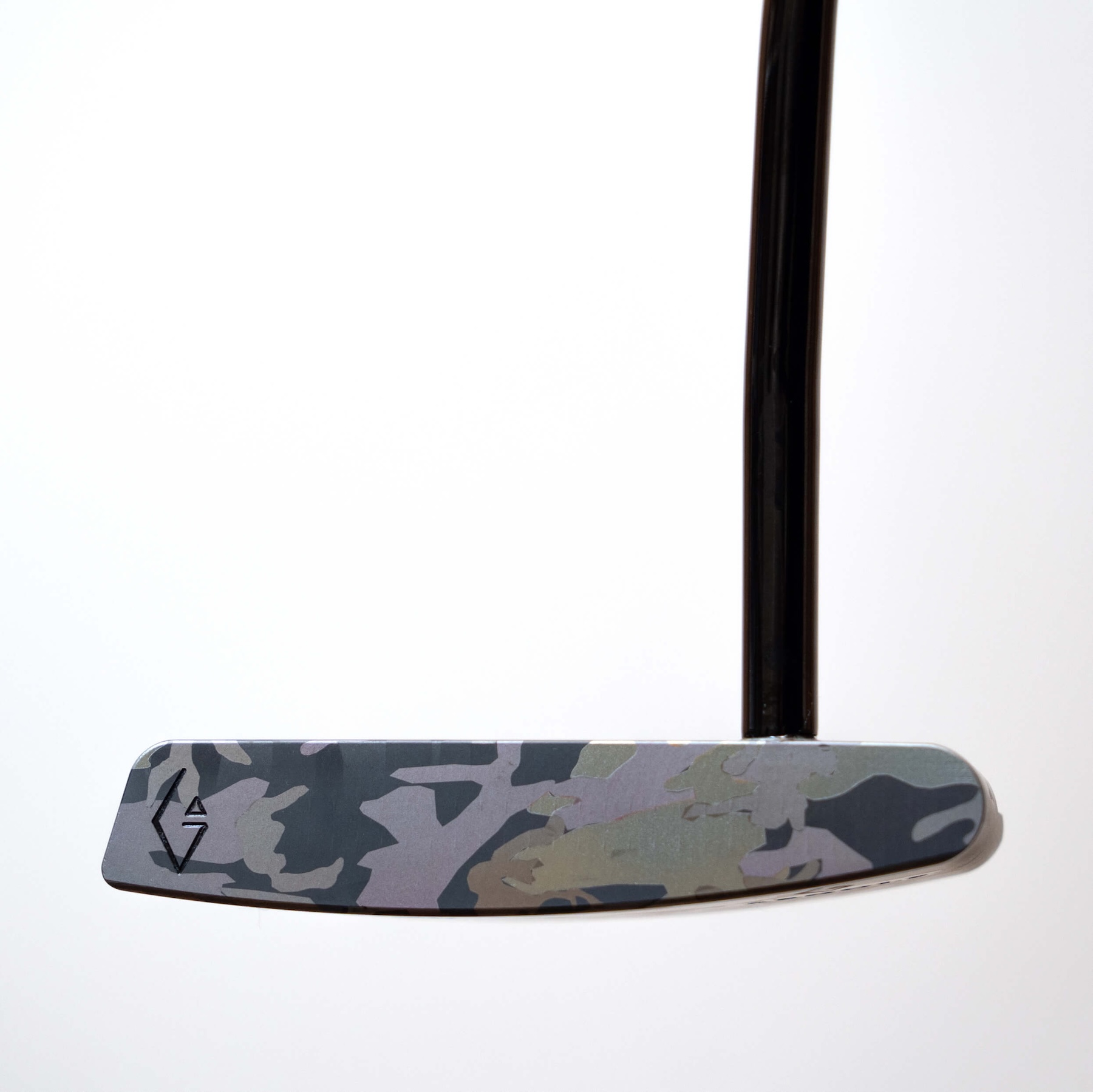 【完成品】Lamorak｜Camouflage（ラモラーク・カモフラージュ） デキステリティ: 右手用, シャフトサイズ: 32インチ, ライ: 70（標準ライ）, グリップとサイズ: Black×White Logo, ヘッドカバー色: カーボンブラック