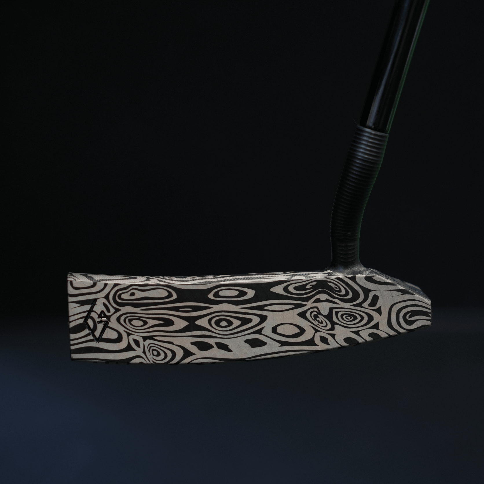 【完成品】Arthur 2.0｜Damascus（アーサー 2.0・ダマスカス） デキステリティ: 右, ライ: 68°（標準ライ）, シャフトサイズ: 32インチ, グリップとサイズ: Black × White Logo, ヘッドカバー: カーボンブラック