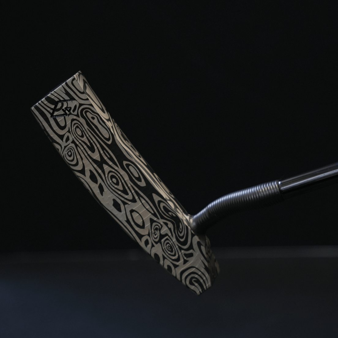 【完成品】Arthur 2.0｜Damascus（アーサー 2.0・ダマスカス） デキステリティ: 右, ライ: 68°（標準ライ）, シャフトサイズ: 32インチ, グリップとサイズ: Black × White Logo, ヘッドカバー: カーボンブラック