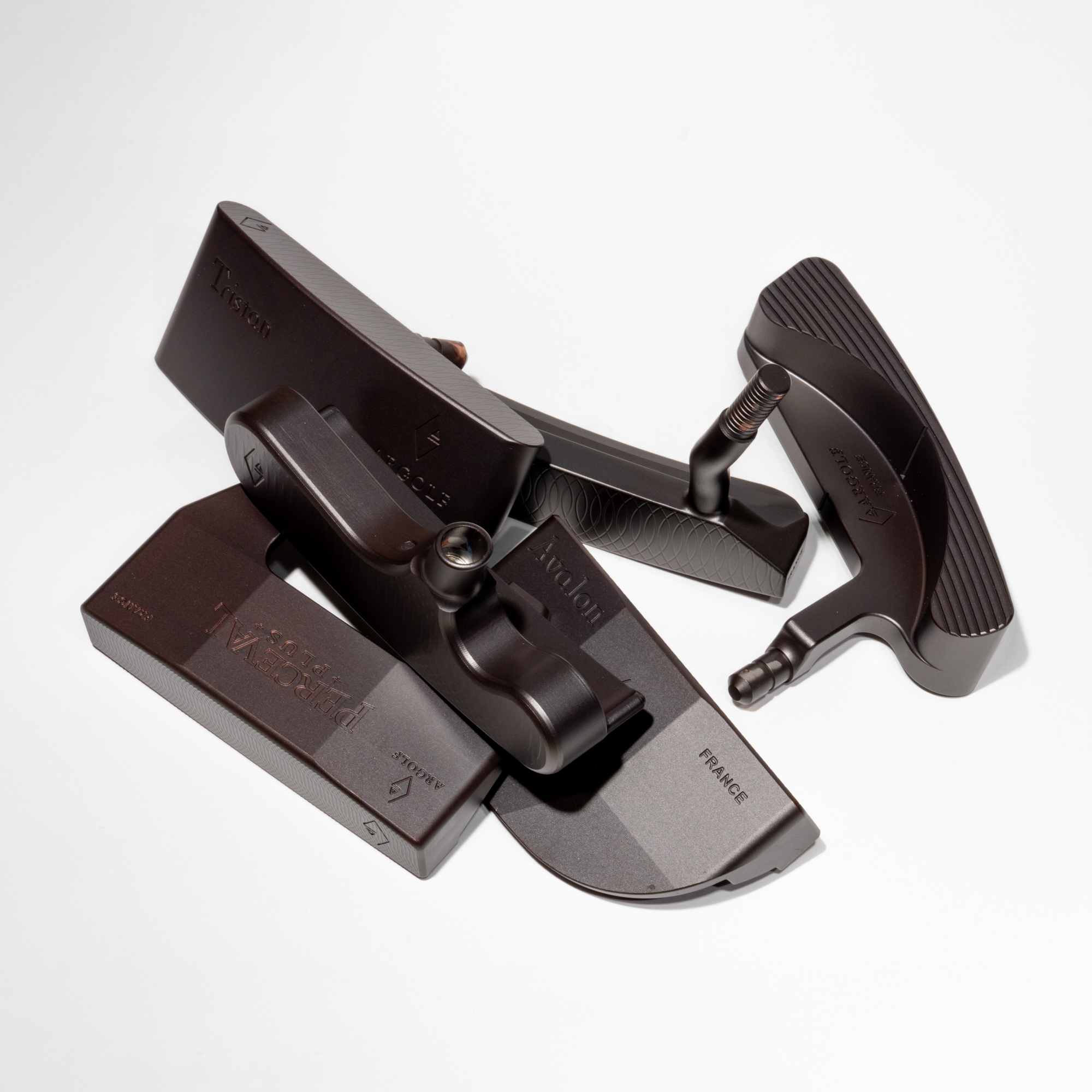 【完成品】Arthur｜Vintage Copper（アーサー・ヴィンテージカッパー） ヴィンテージ加工: 研磨済み, デキステリティ: 右手用, シャフトサイズ: 32インチ, シャフト色: ブラック, ライ: 70（標準ライ）, グリップとサイズ: White×Gold Logo, ヘッドカバー色: カーボンブラック