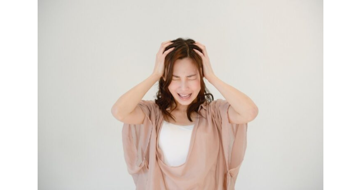 つらい片頭痛の原因は？症状・きっかけ・対処法・予防のポイントを解説