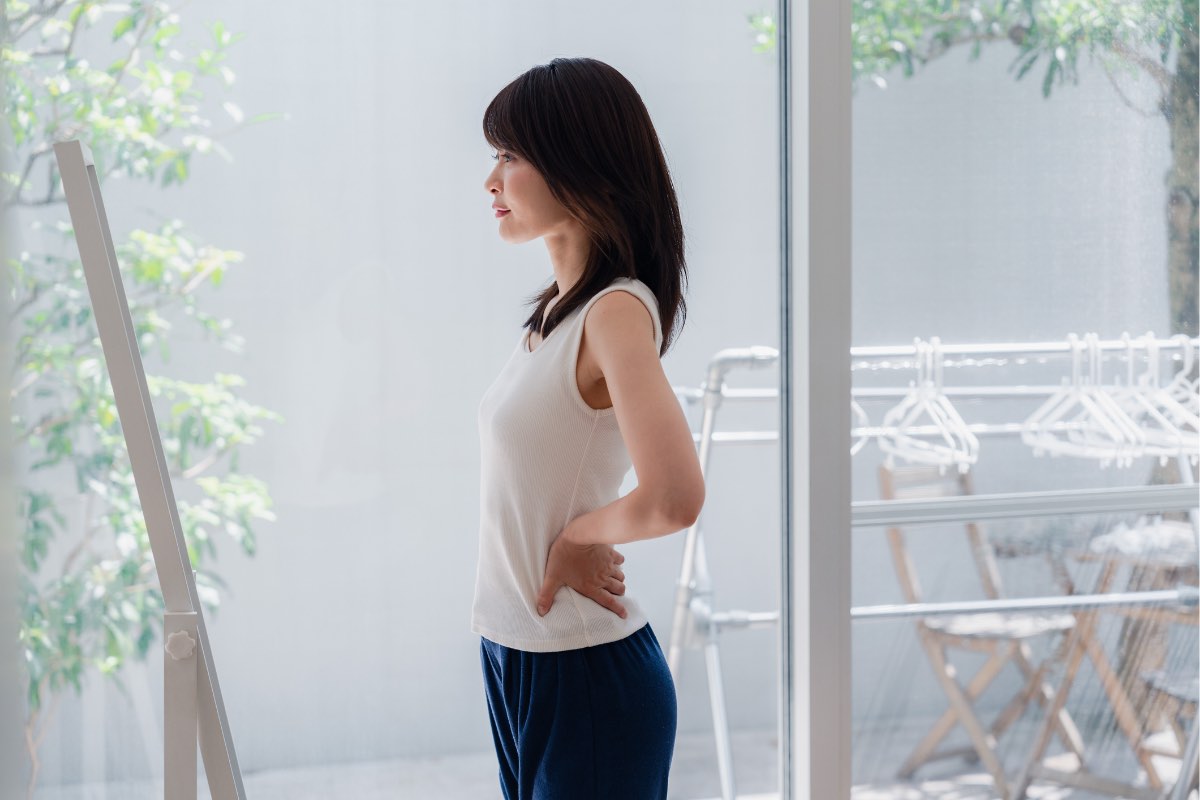 反り腰の原因は？腰痛・ぽっこりお腹・太ももの張りまで、改善につながる姿勢の整え方を解説