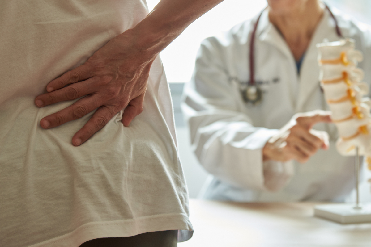 立ち仕事で腰痛がつらい方へ。原因と今日からできる対策を解説