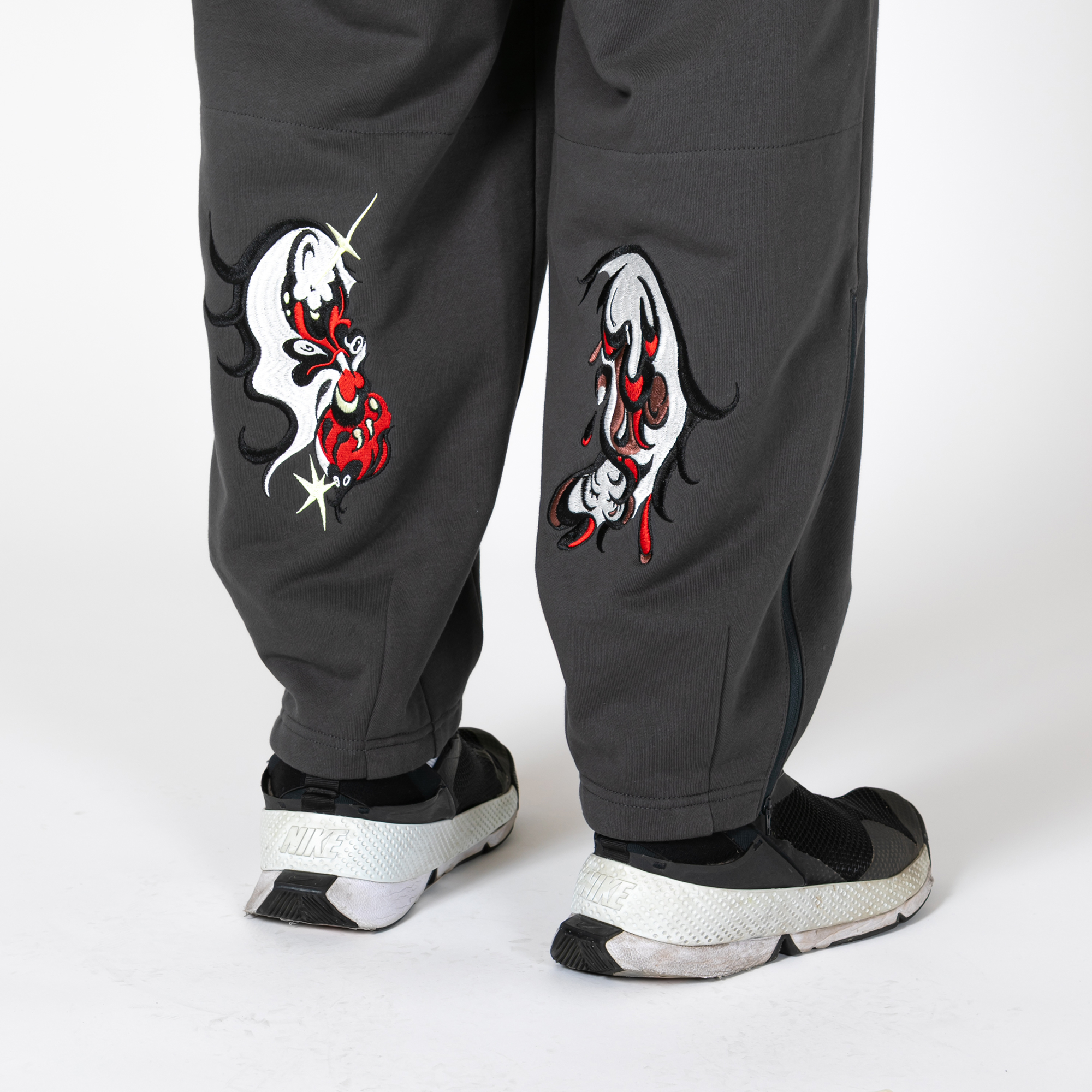 田中かえ Embroidery Sweatpants Charcoal/Olive サイズ: 1, カラー: チャコール